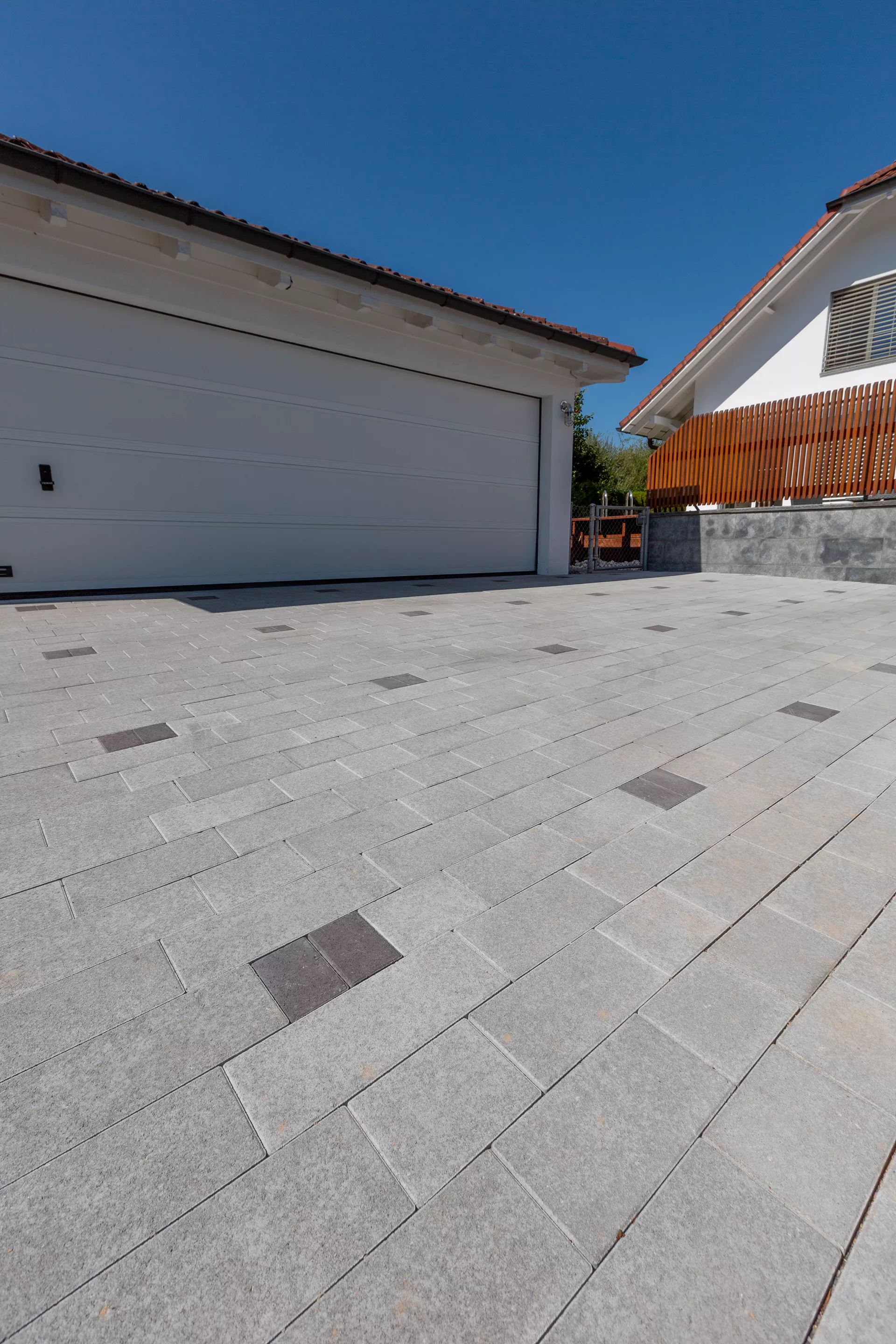 RAINA Pflasterstein grau glatt leicht gefast L 20-40 cm B 15 cm H 8 cm