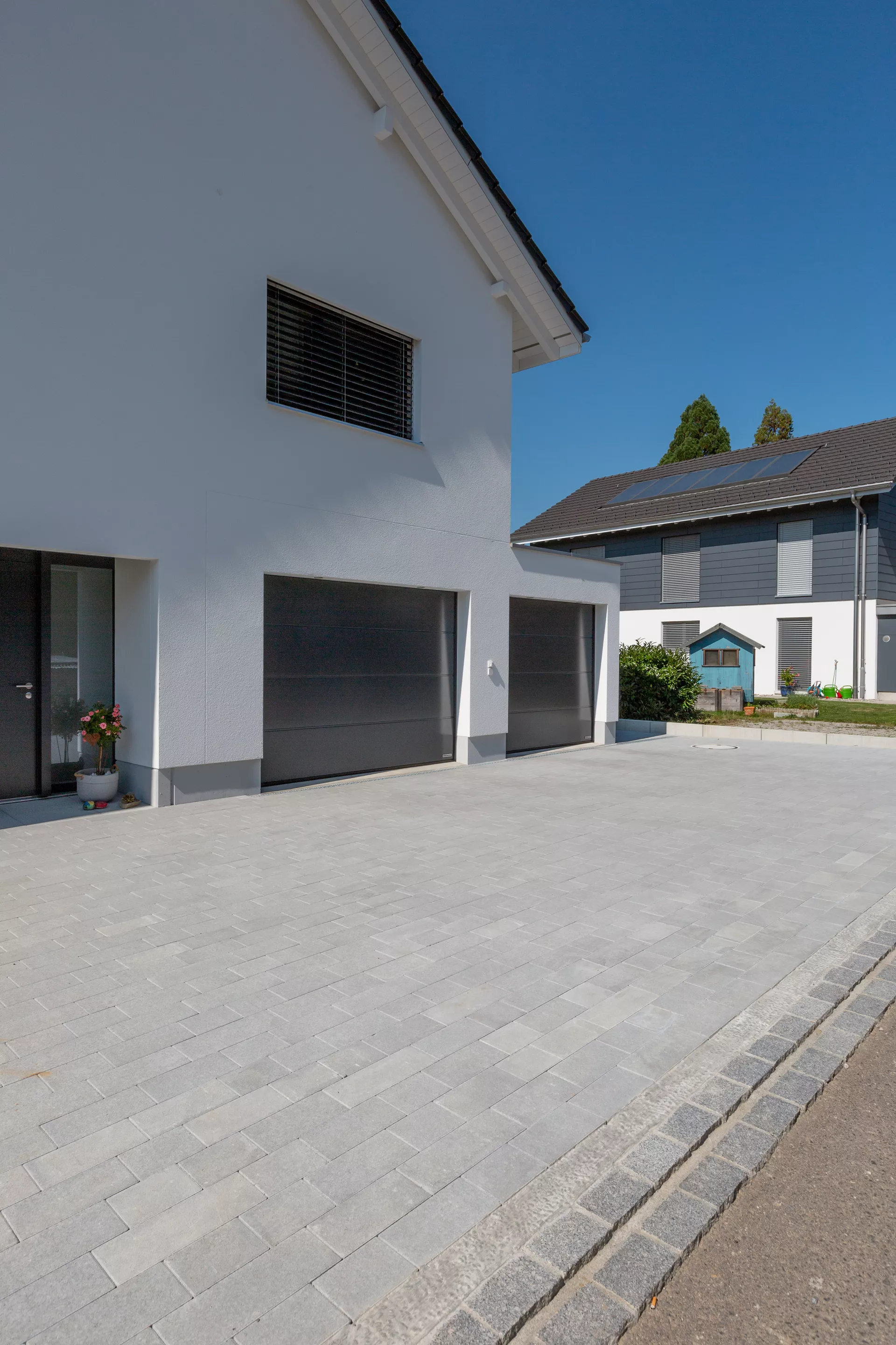 RAINA Pflasterstein grau glatt leicht gefast L 20-40 cm B 15 cm H 8 cm