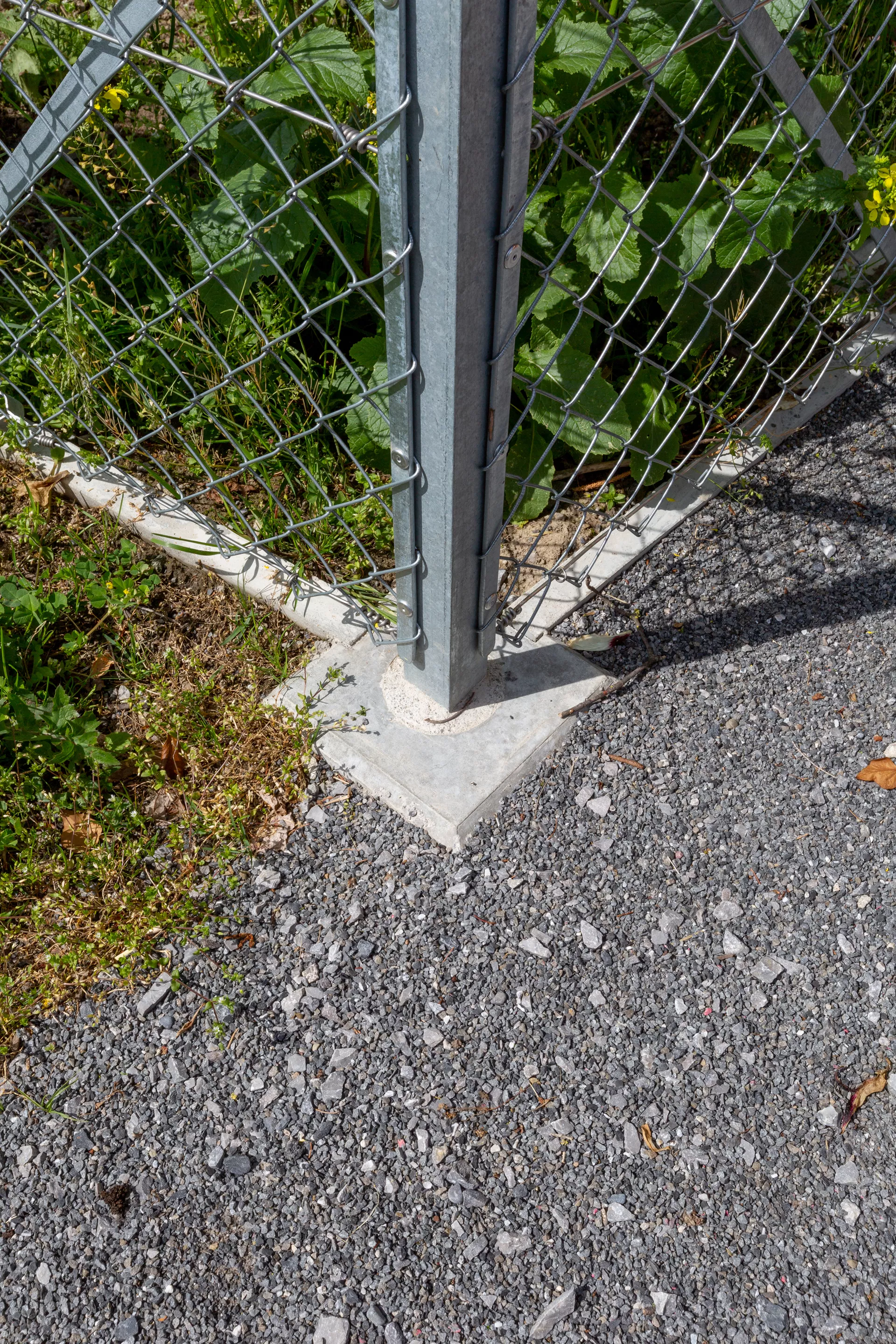 Betonsockel Typ D Ecksockel mit Loch 2 Nuten grau glatt L 30 cm B 30 cm H 40 cm