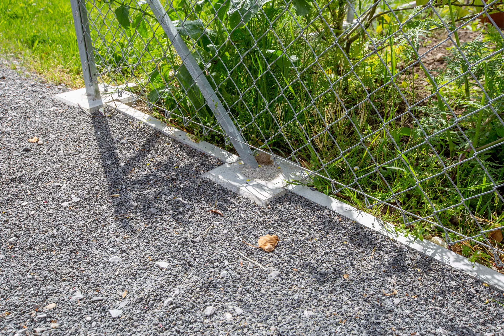 Betonsockel Typ C Zwischensockel mit Loch 2 Nuten grau glatt L 30 cm B 30 cm H 40 cm