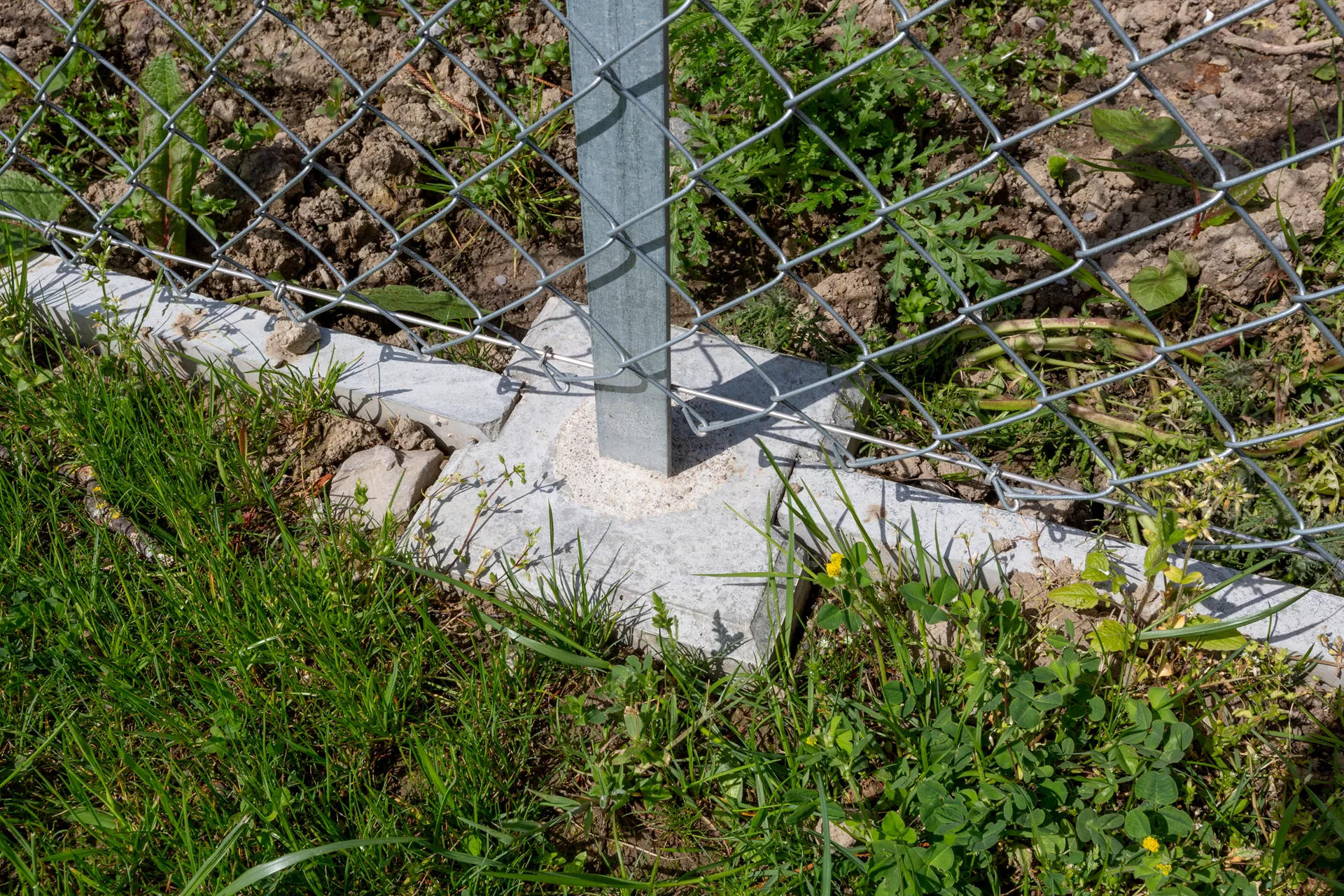 Betonsockel Typ C Zwischensockel mit Loch 2 Nuten grau glatt L 30 cm B 30 cm H 40 cm