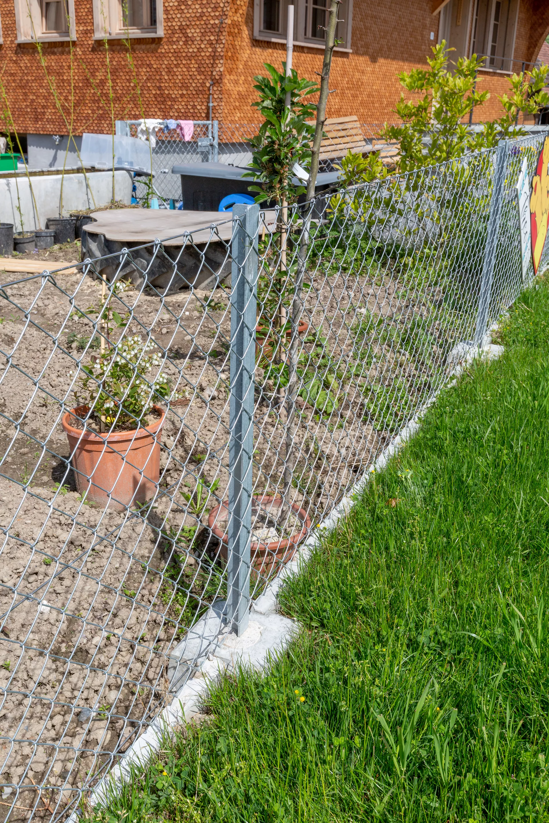 Betonsockel Typ C Zwischensockel mit Loch 2 Nuten grau glatt L 30 cm B 30 cm H 40 cm