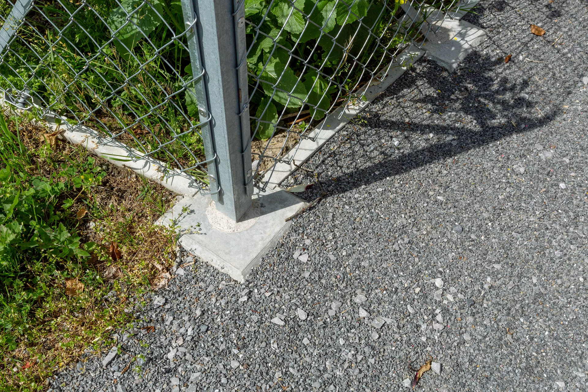 Betonsockel Typ D Ecksockel mit Loch 2 Nuten grau glatt L 30 cm B 30 cm H 40 cm