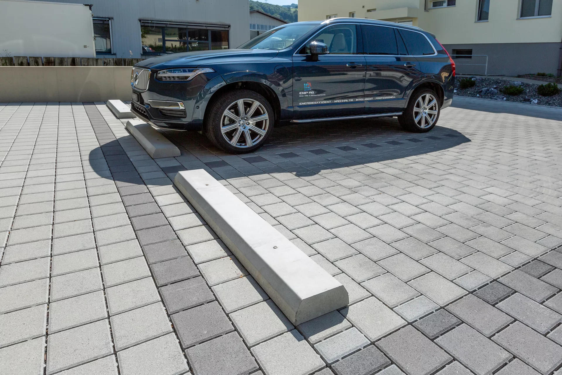 Radabweiser grau Typ 235a mit 2 Aussparungen d2 1.5 cm für Verankerung L 235 cm B 27 cm H 17 cm