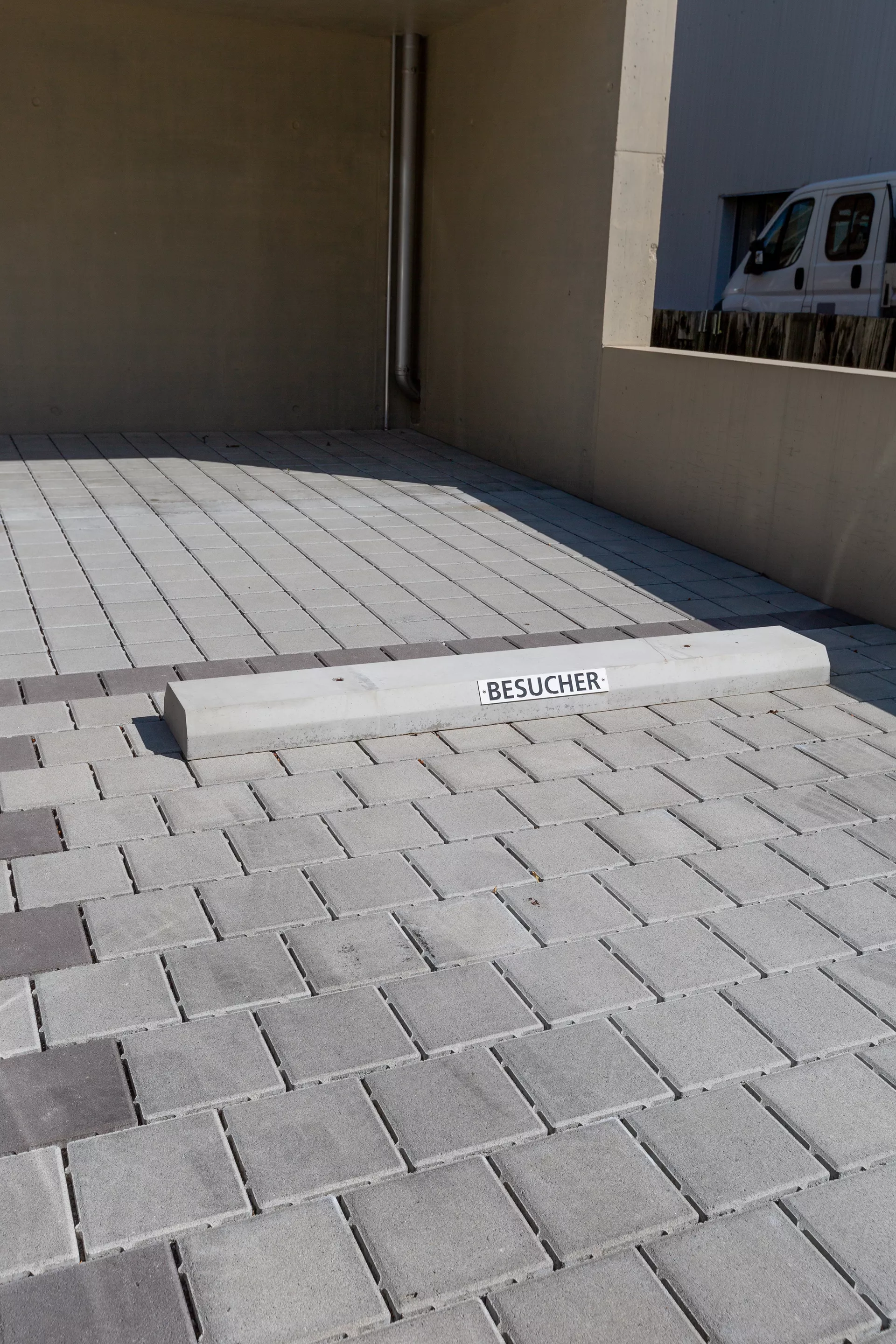 Radabweiser grau Typ 180a mit 2 Aussparungen d2 1.5 cm für Verankerung L 180 cm B 27 cm H 10 cm