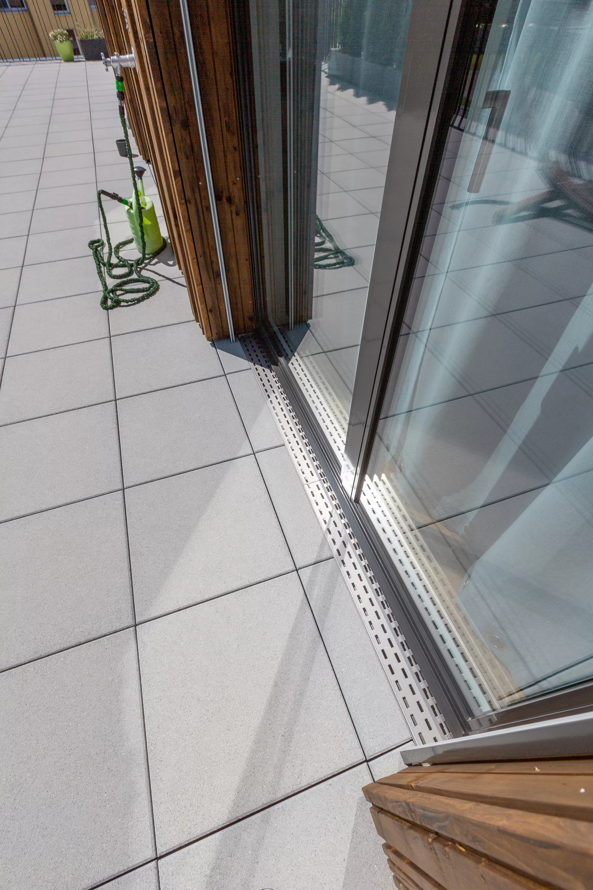 TERRAZZA Schlitzrost 25/5 mm DN 80 begehbar CrNi-Stahl 1.0 mm Schlitze eckig L 2000 mm B 74 mm H 18 mm