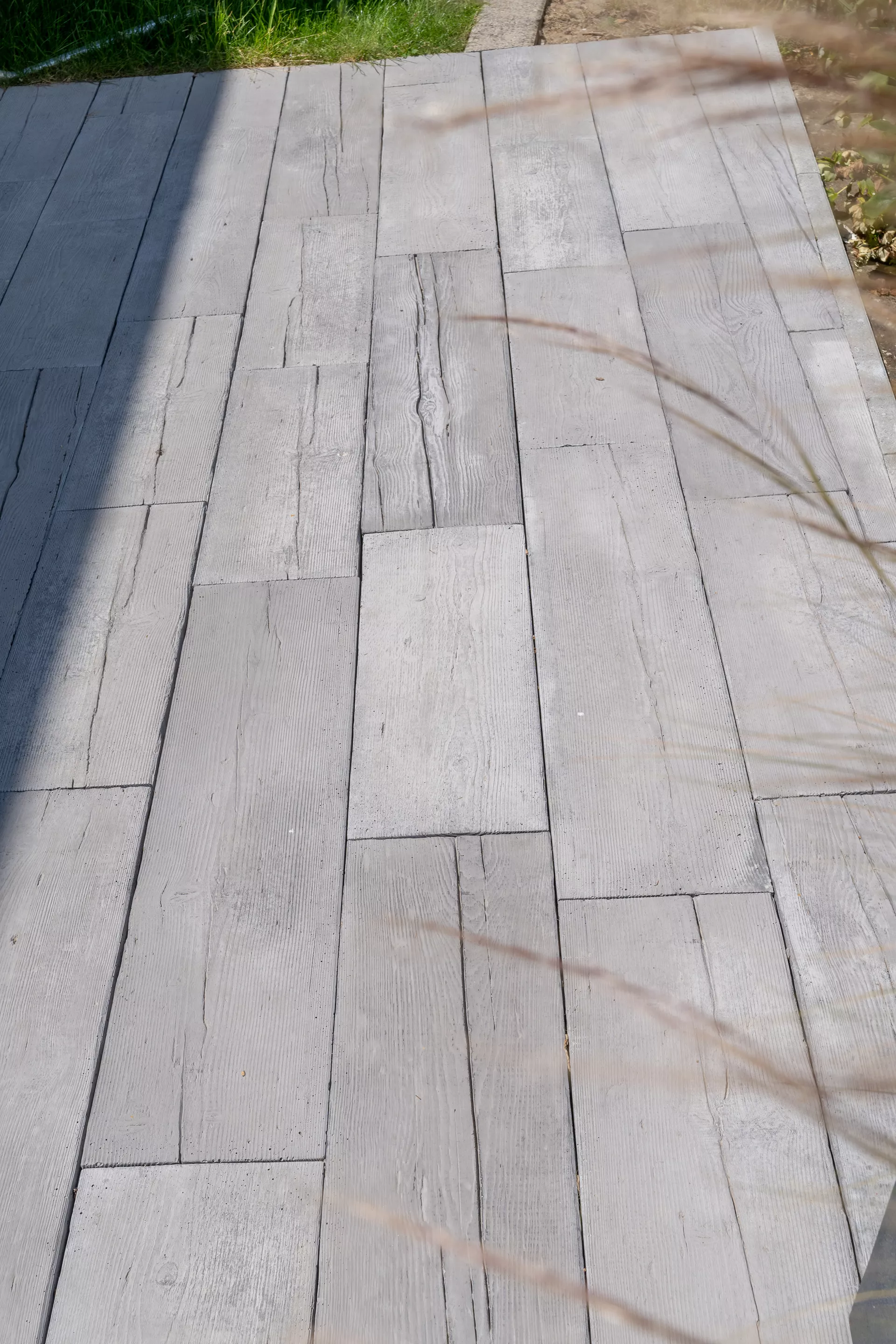 LENIA Gartenplatte mit Holzstruktur Normalplatte naturgrau strukturiert gerundet L 88-89 cm B 24.5-25.5 cm H 5 cm