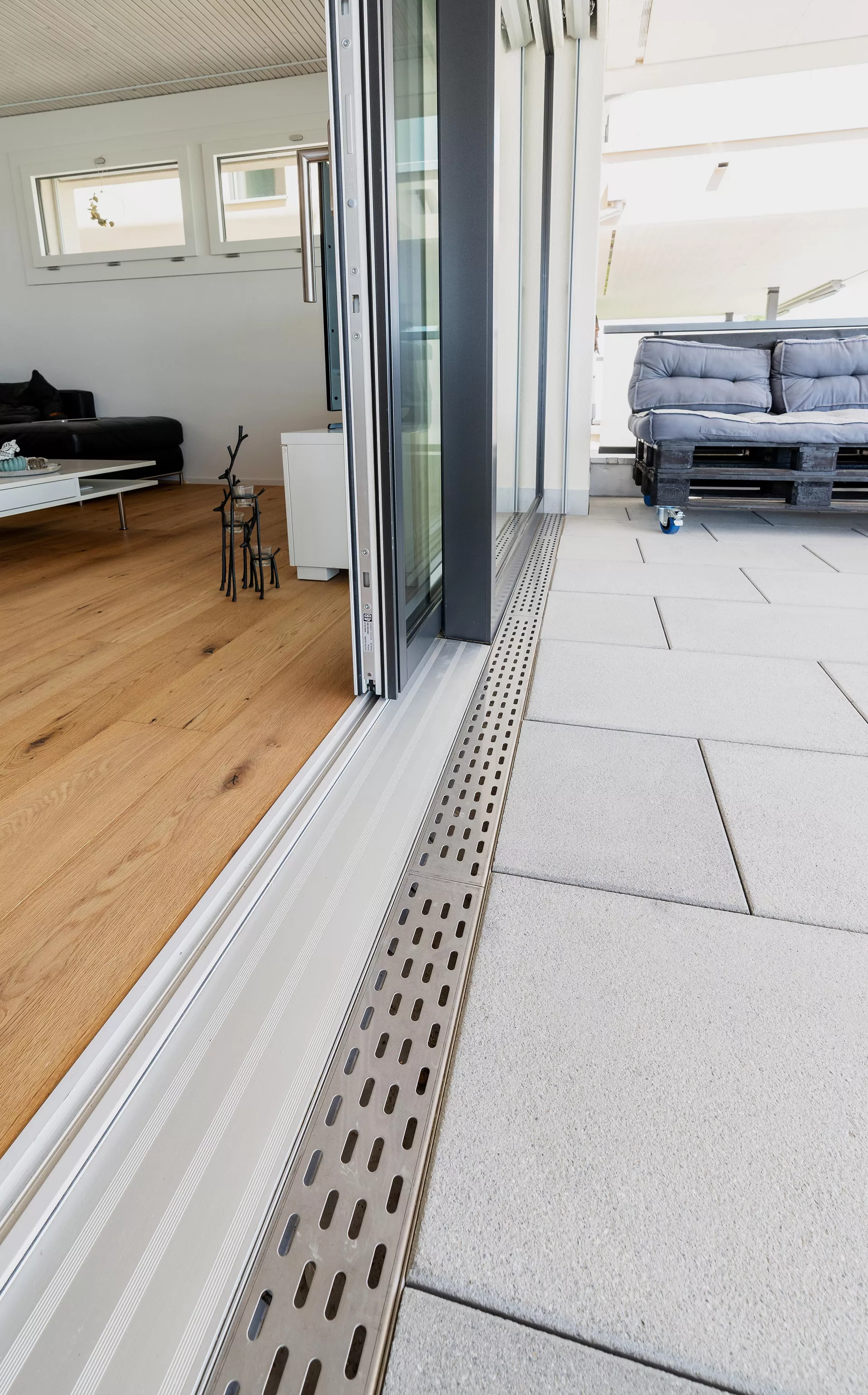 TERRAZZA Schlitzrost 25/8 mm DN 125 begehbar CrNi-Stahl 1.5 mm Schlitze gerundet L 2000 mm B 122 mm H 20 mm