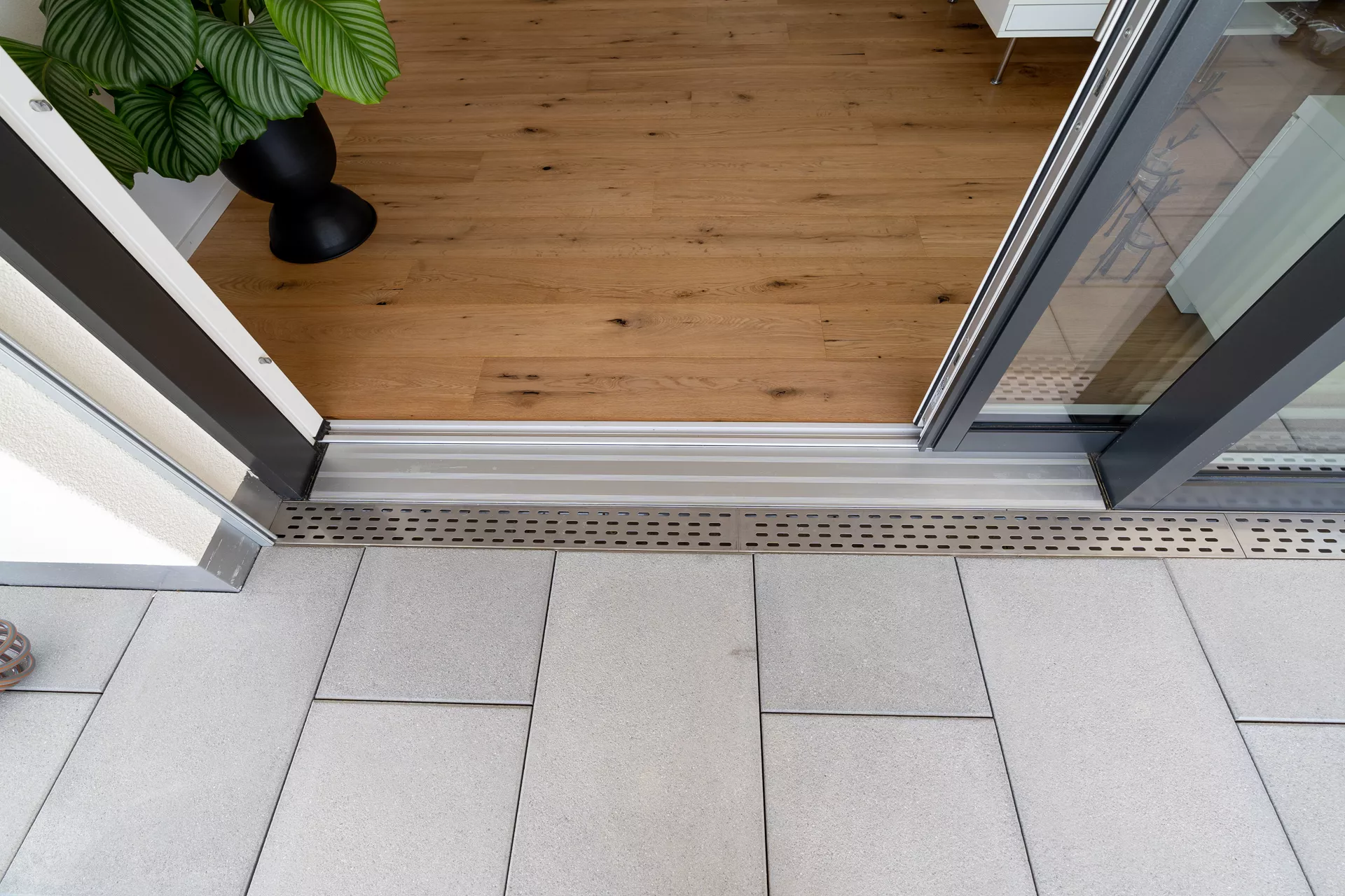 TERRAZZA Schlitzrost 25/8 mm DN 125 begehbar CrNi-Stahl 1.5 mm Schlitze gerundet L 2000 mm B 122 mm H 20 mm