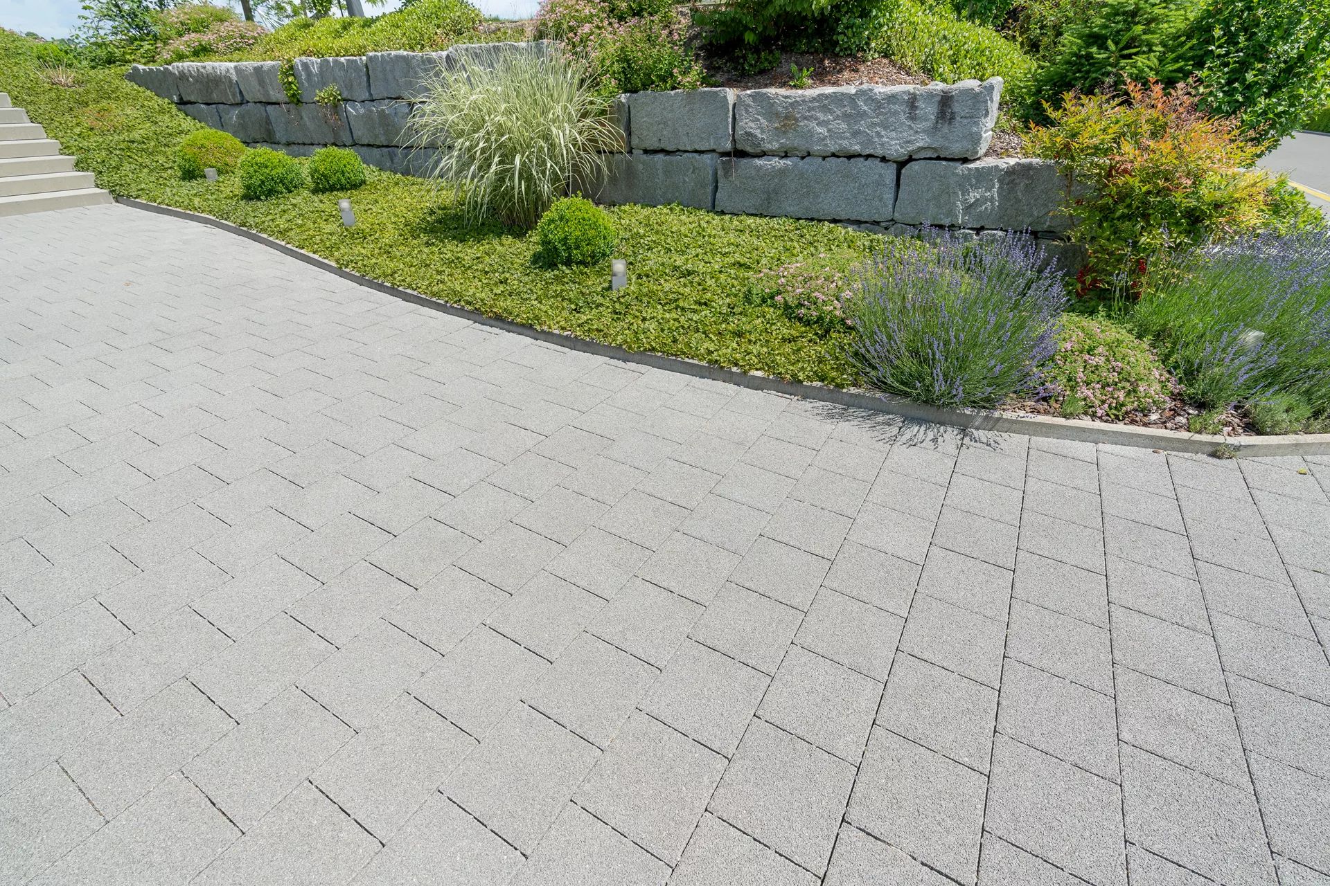 CARENA Sickerstein fino mit Nocken grau haufwerksporig gefast L 25 cm B 25 cm H 6 cm