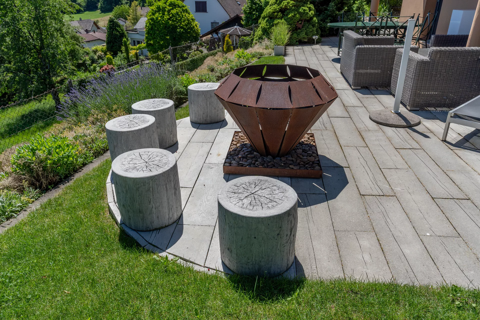 LENIA Hocker mit Holzstruktur naturgrau strukturiert leicht gefast D 40-42 cm H 41 cm