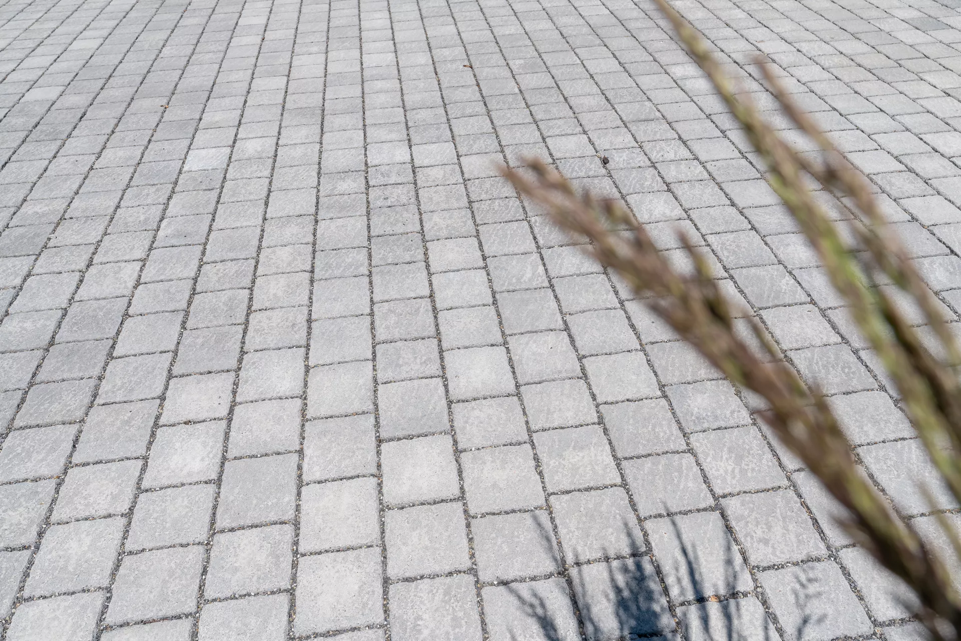 FRIEDA DRAIN Ökostein perlgrau strukturiert Kanten gebrochen L 13.8-16.8 cm B 15.1 cm H 7 cm