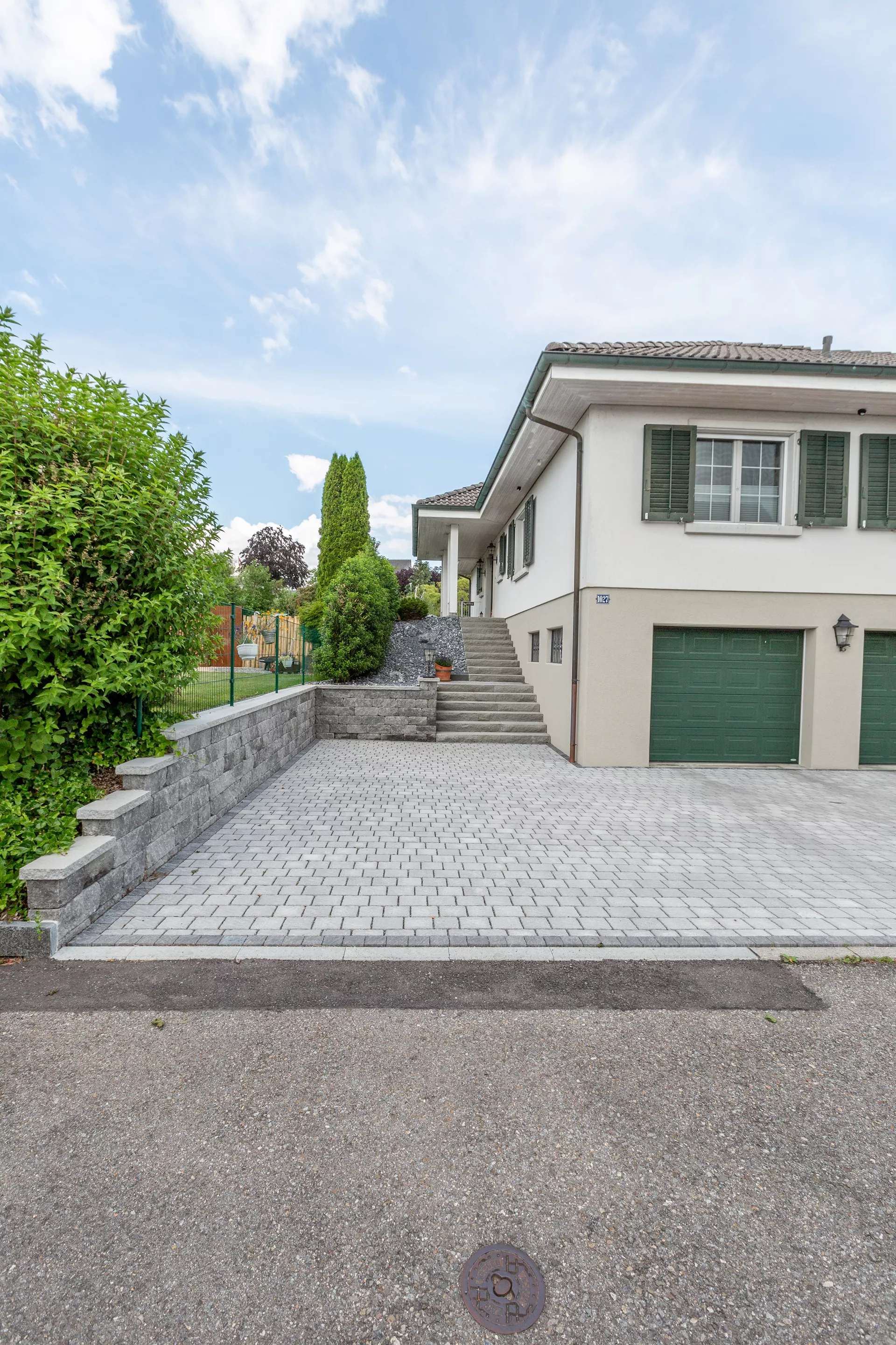 FRIEDA DRAIN Ökostein perlgrau strukturiert Kanten gebrochen L 13.8-16.8 cm B 15.1 cm H 7 cm