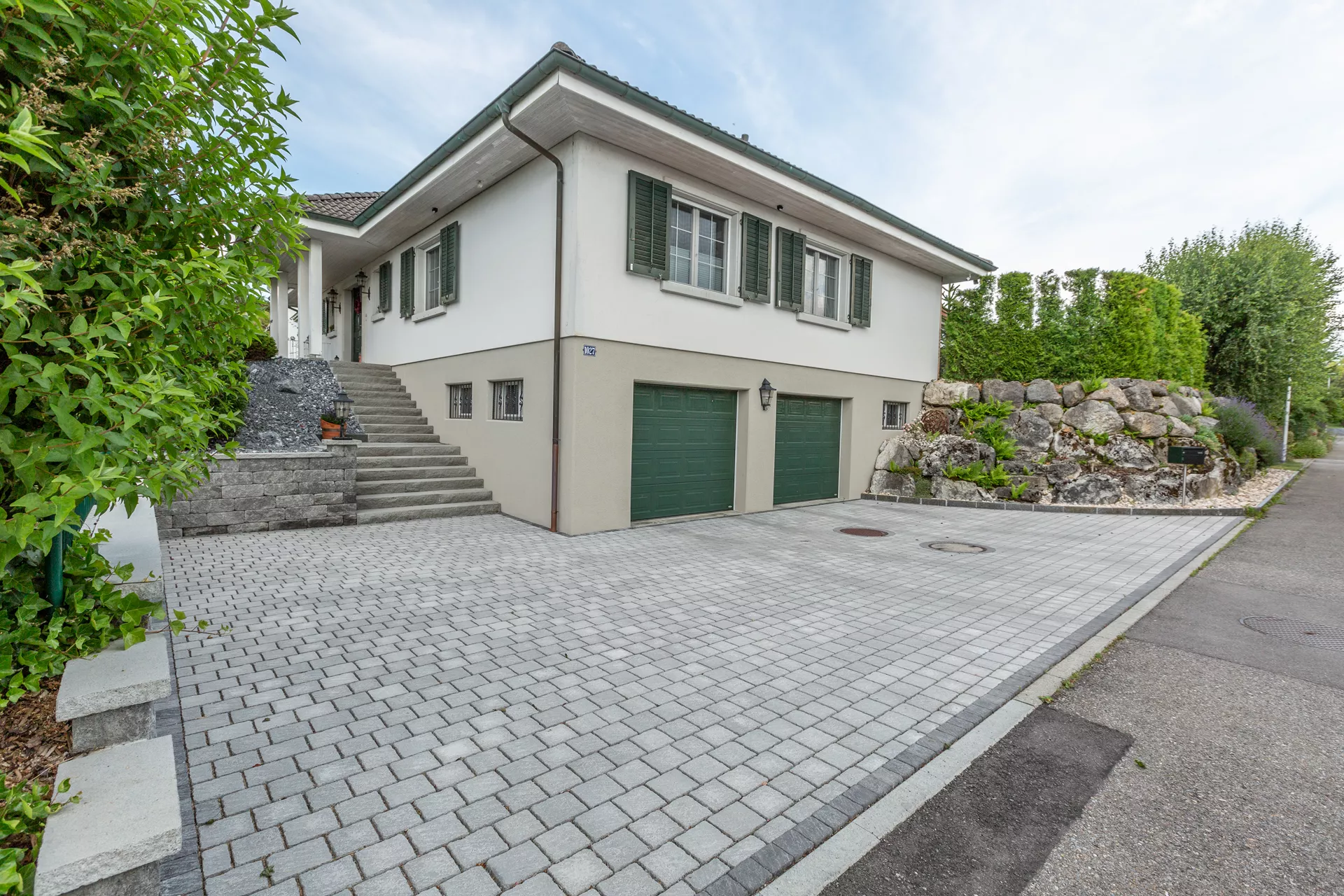 FRIEDA DRAIN Ökostein perlgrau strukturiert Kanten gebrochen L 13.8-16.8 cm B 15.1 cm H 7 cm