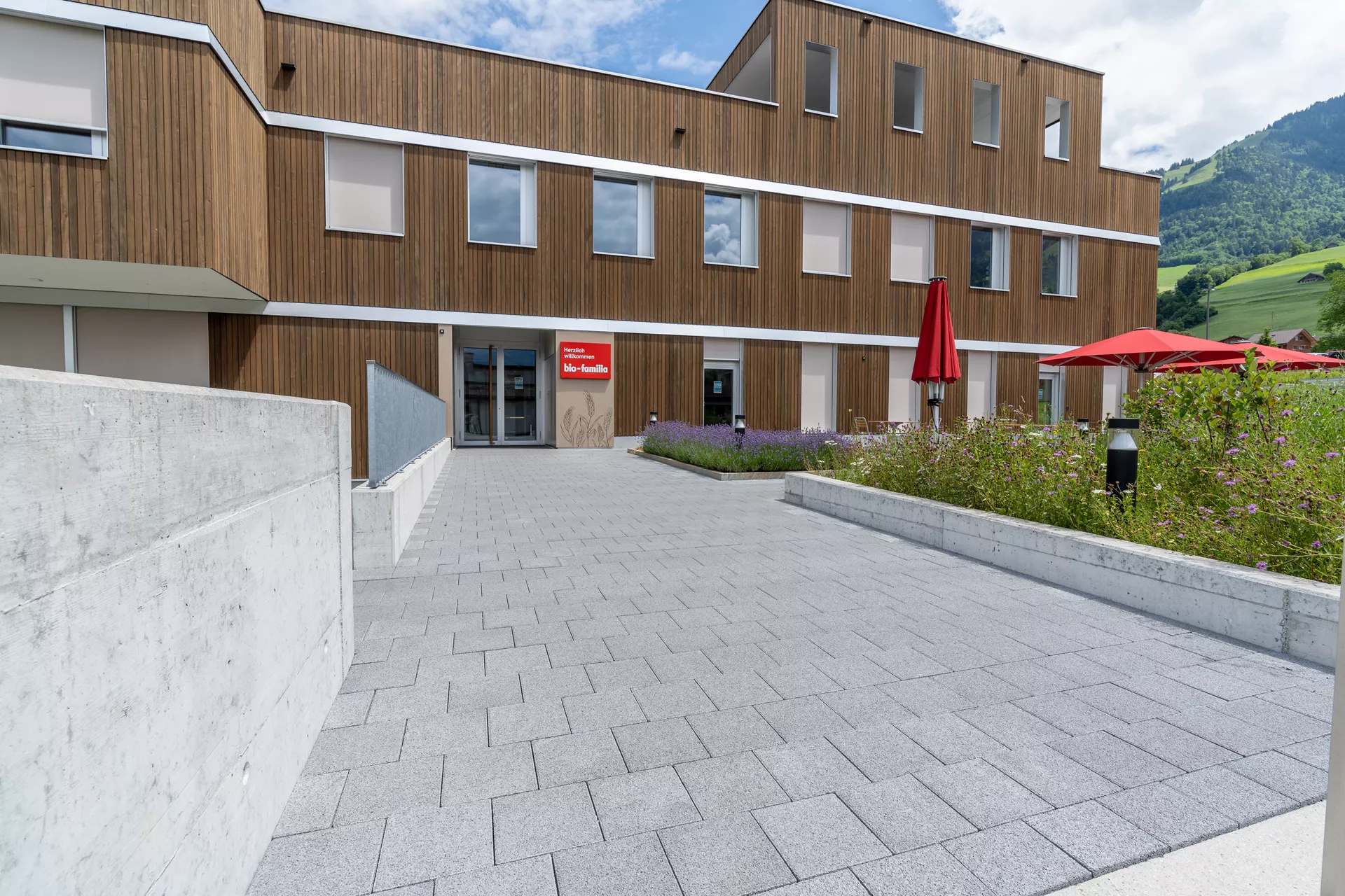 CARENA Sickerstein fino mit Nocken grau haufwerksporig gefast L 25 cm B 25 cm H 6 cm