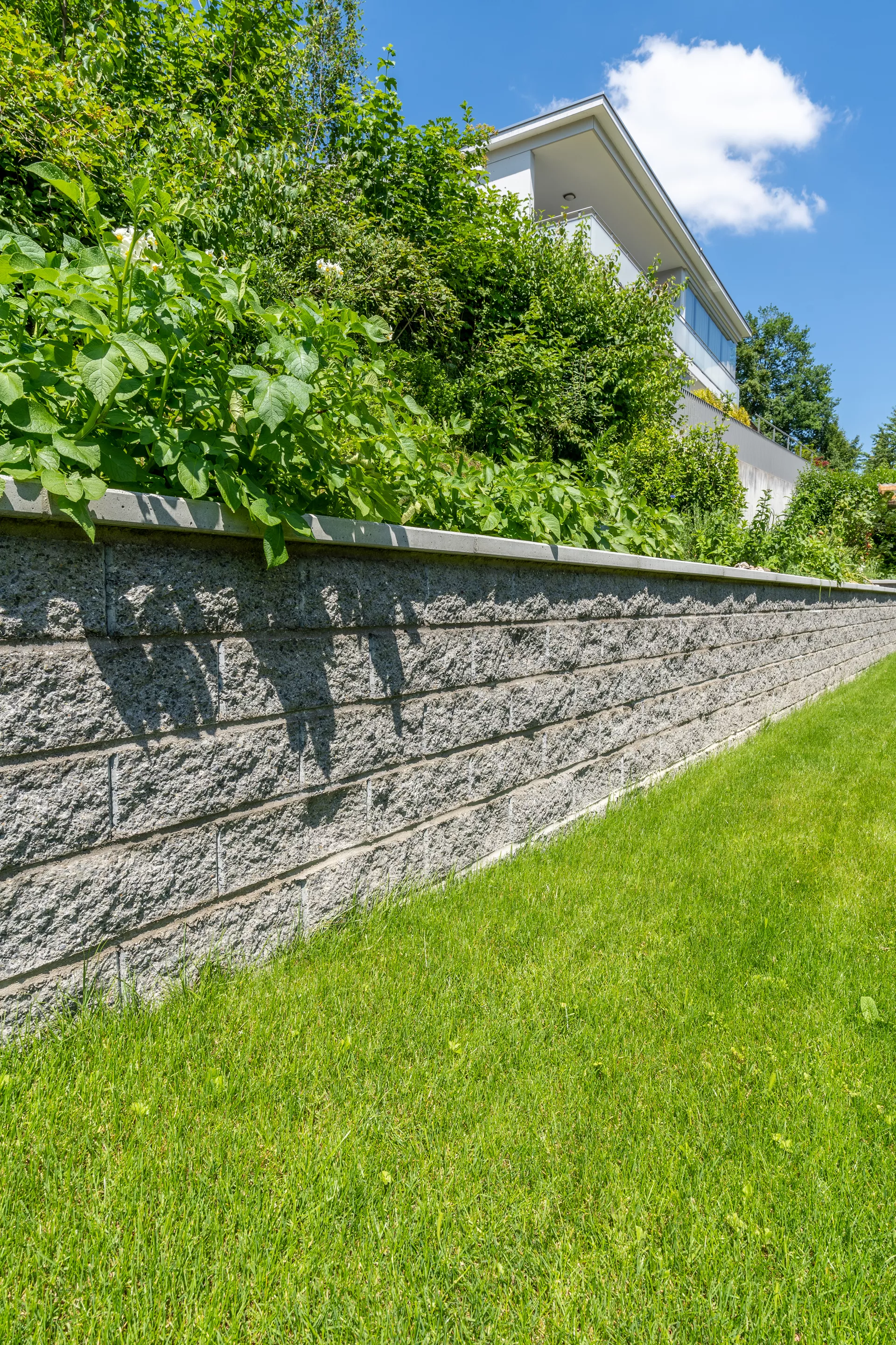 Spaltstein Normalstein 1-seitig gespalten grau mit Splittkorn L 38 cm B 19 cm H 13.5 cm