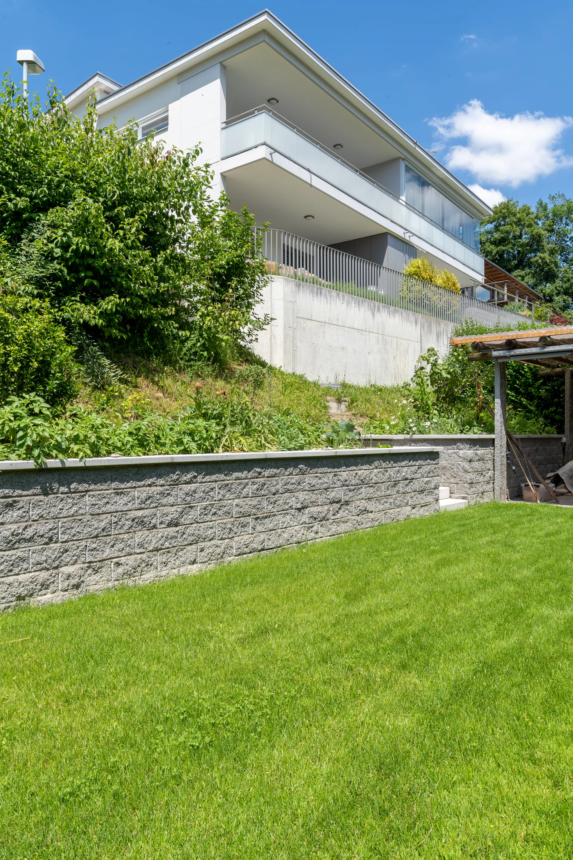 Spaltstein Normalstein 1-seitig gespalten grau mit Splittkorn L 38 cm B 19 cm H 13.5 cm