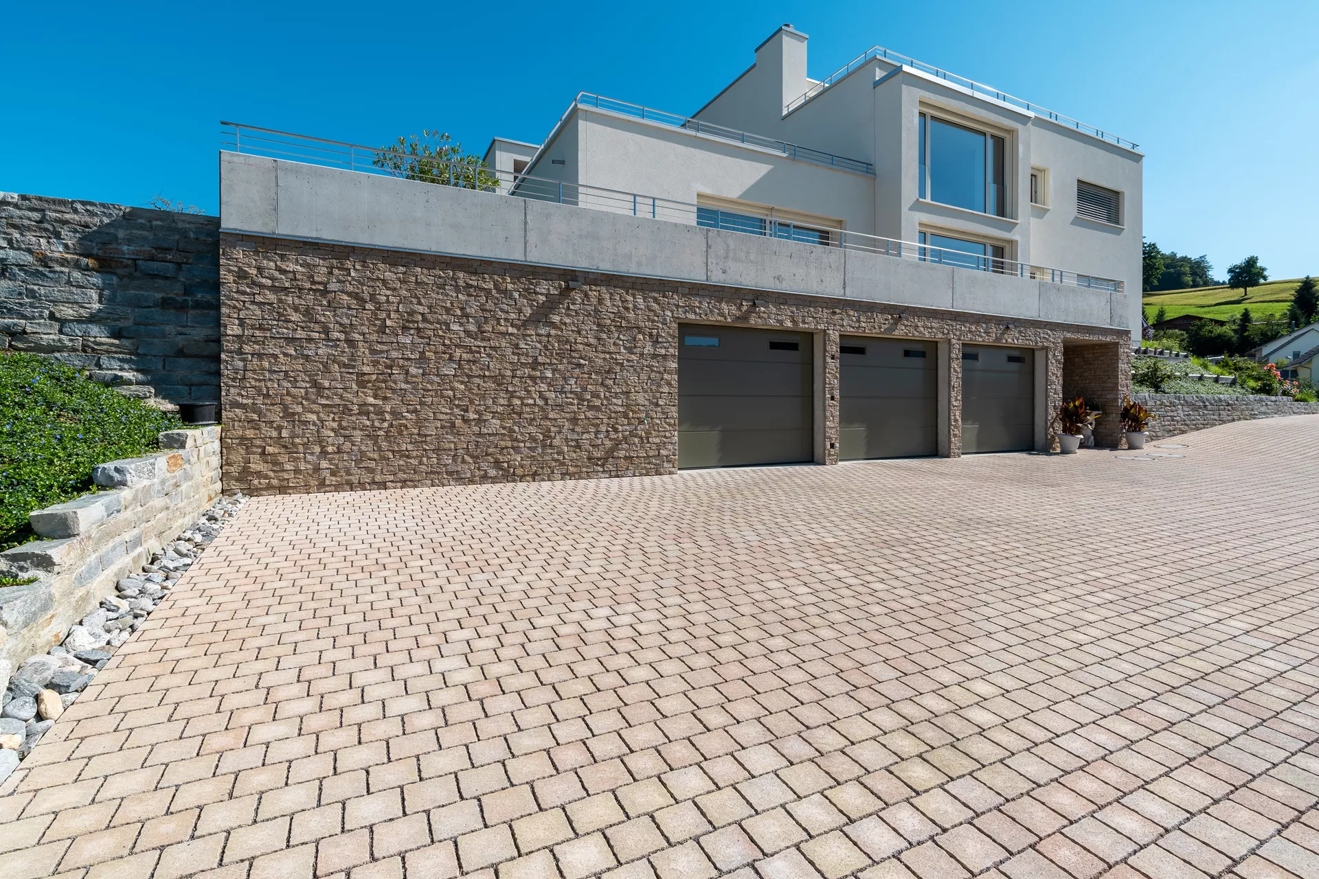 FRIEDA DRAIN Ökostein bernstein strukturiert Kanten gebrochen L 13.8-16.8 cm B 15.1 cm H 7 cm