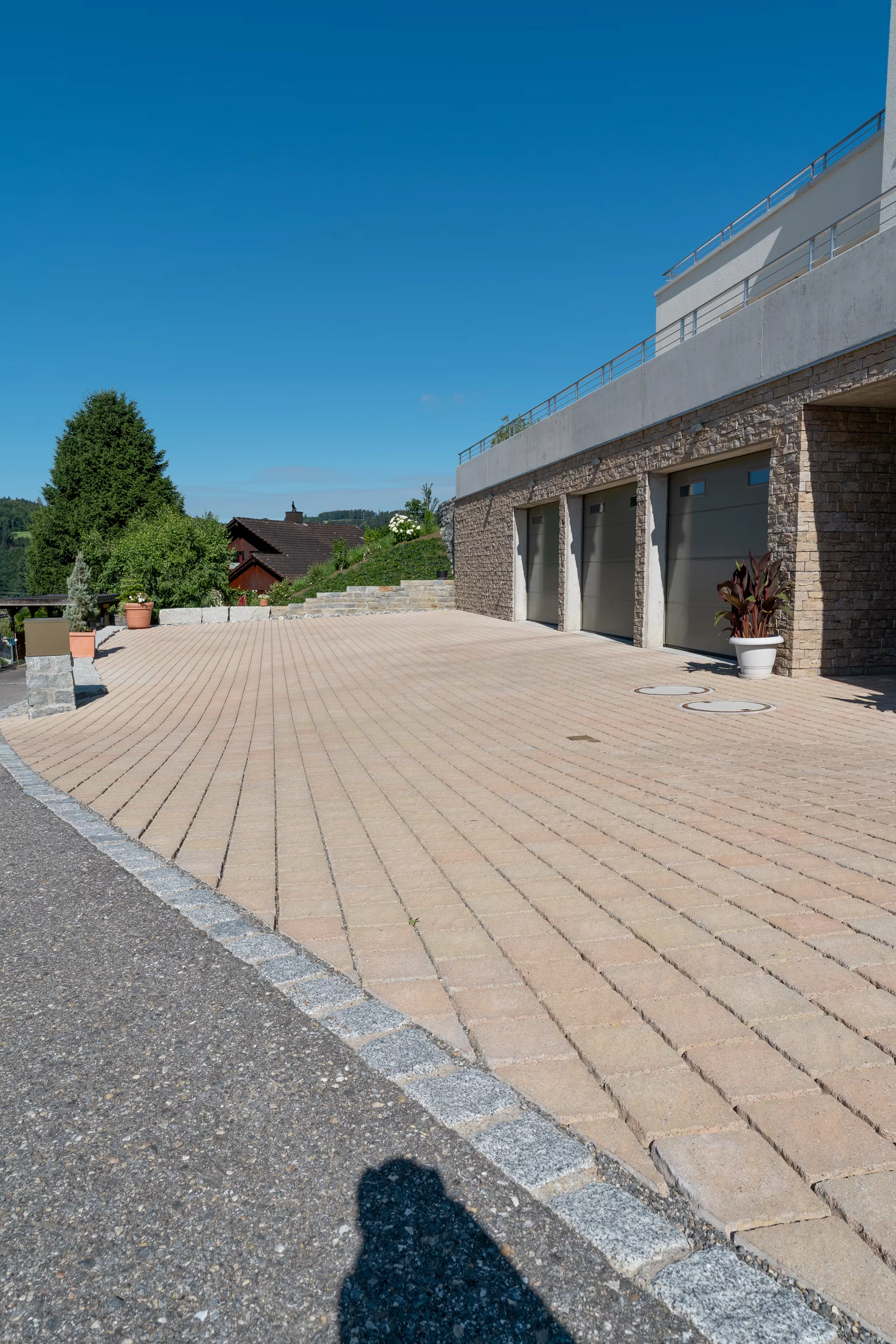 FRIEDA DRAIN Ökostein bernstein strukturiert Kanten gebrochen L 13.8-16.8 cm B 15.1 cm H 7 cm