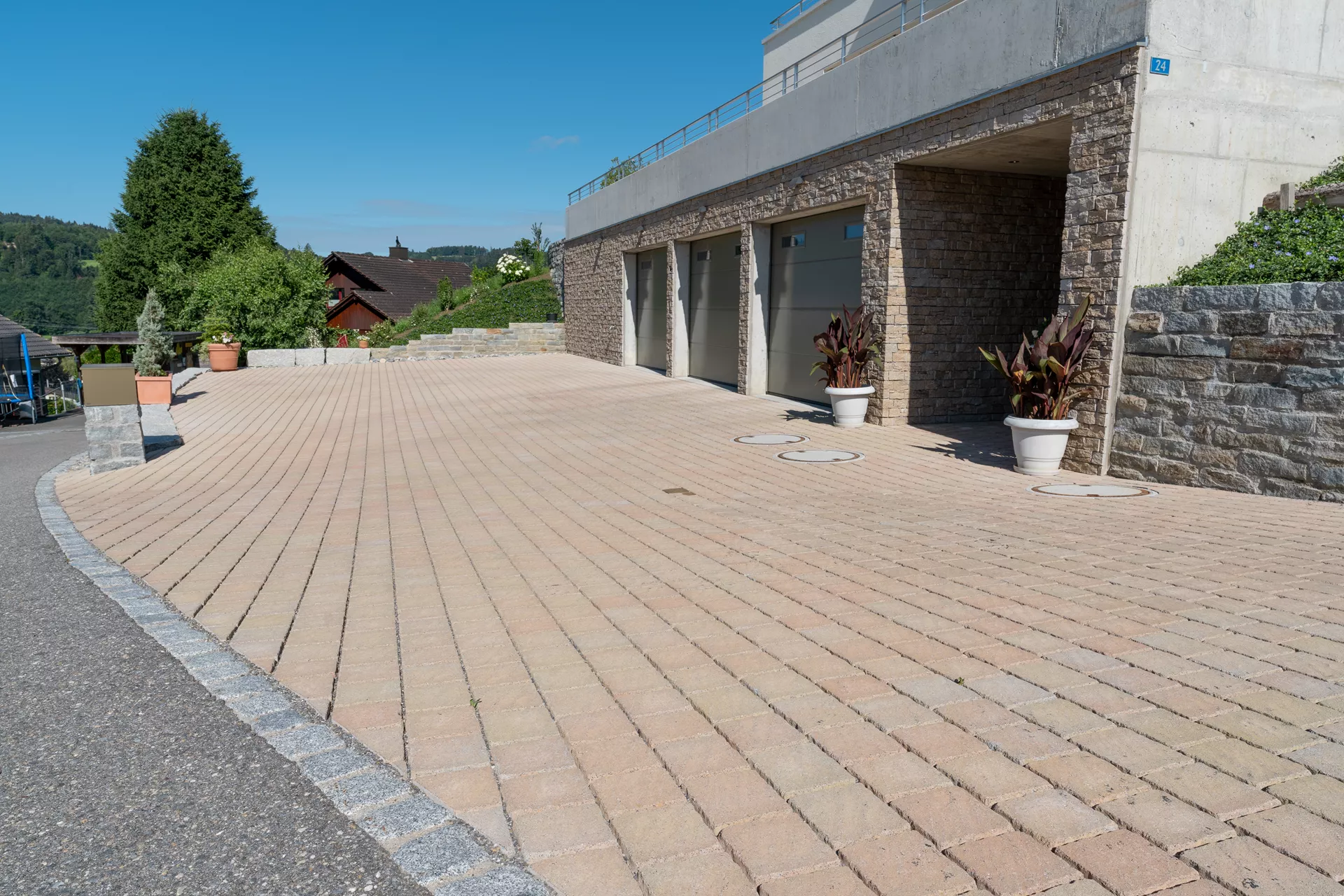 FRIEDA DRAIN Ökostein bernstein strukturiert Kanten gebrochen L 13.8-16.8 cm B 15.1 cm H 7 cm