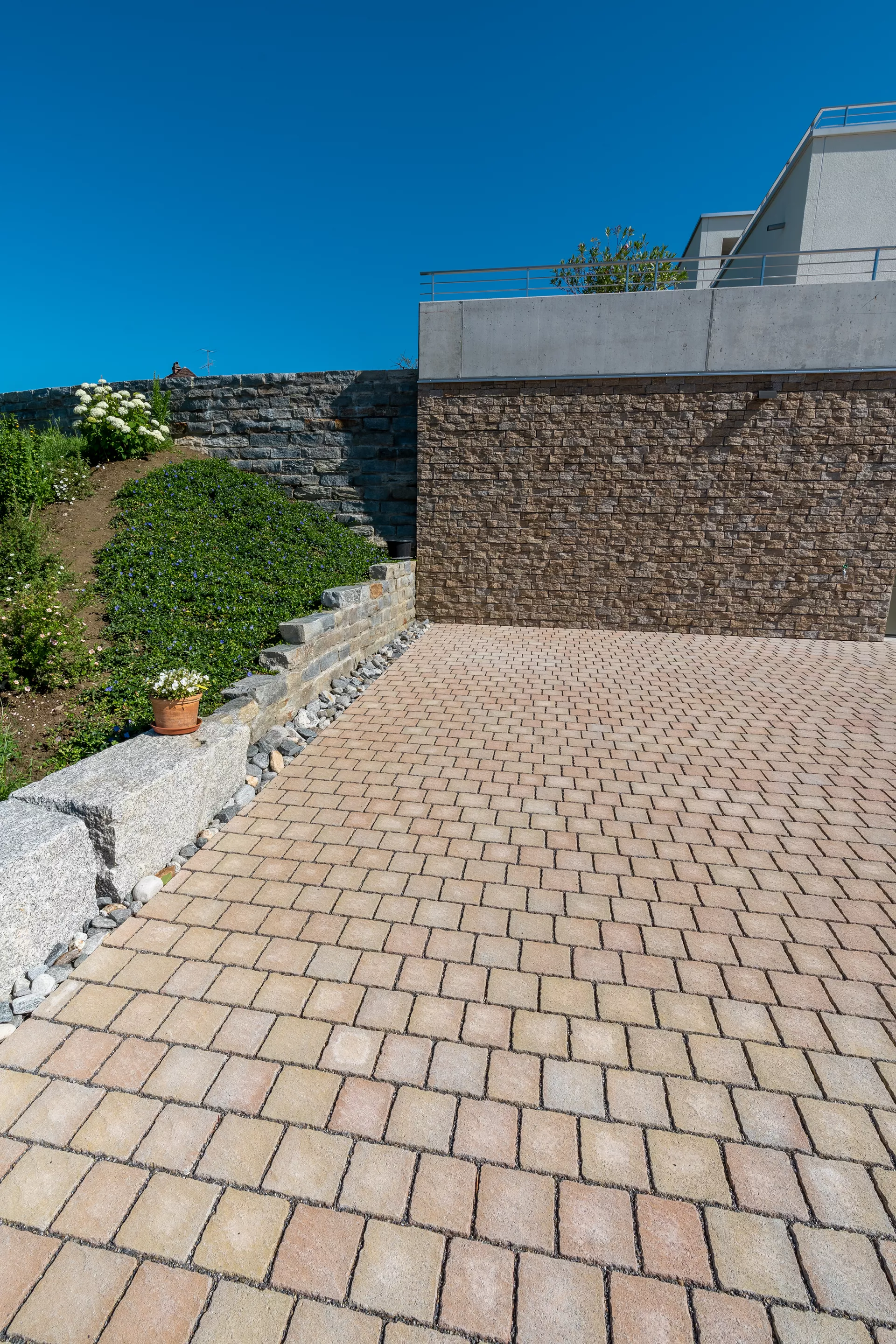 FRIEDA DRAIN Ökostein bernstein strukturiert Kanten gebrochen L 13.8-16.8 cm B 15.1 cm H 7 cm