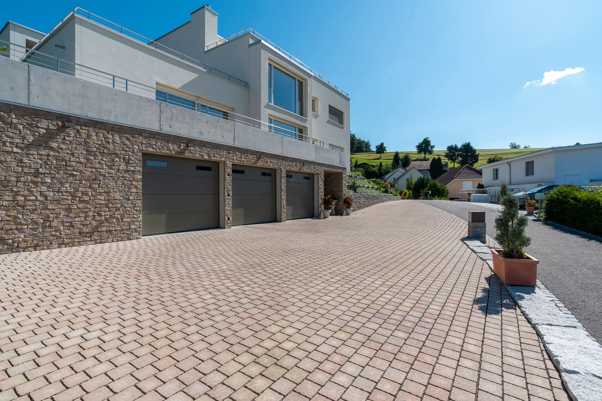 FRIEDA DRAIN Ökostein bernstein strukturiert Kanten gebrochen L 13.8-16.8 cm B 15.1 cm H 7 cm