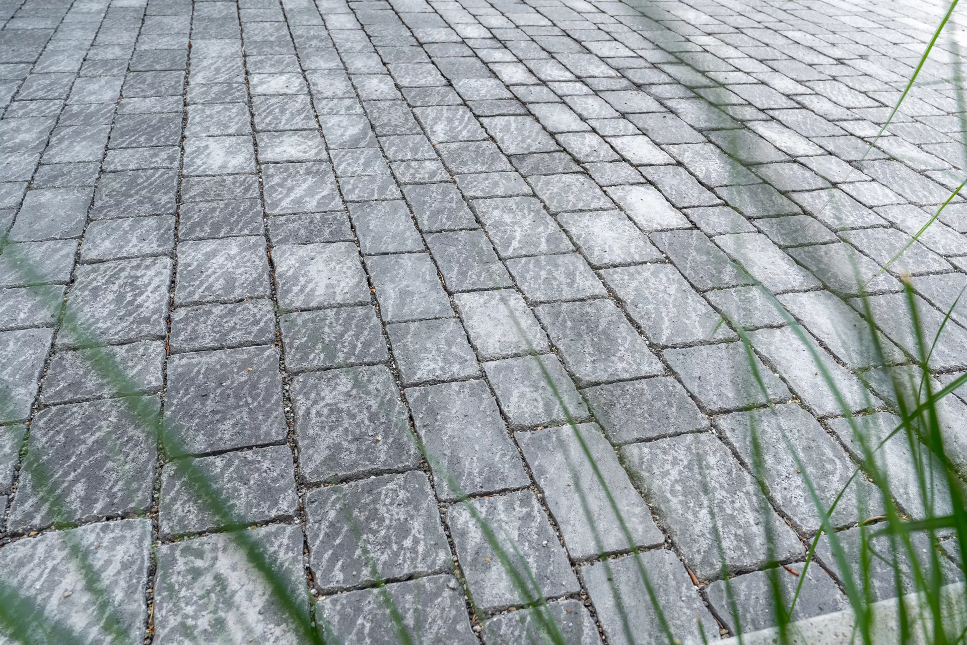 FRIEDA Wildpflaster anthrazit strukturiert Kanten gebr. L 9.4-19.4 cm B 9.4-11.9 cm H 7 cm