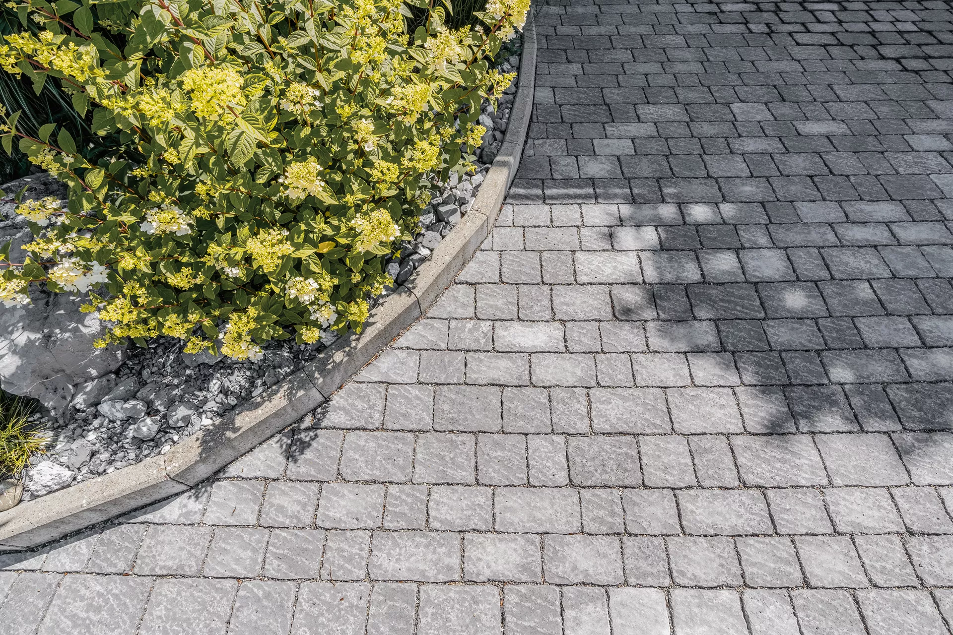 FRIEDA Wildpflaster anthrazit strukturiert Kanten gebr. L 9.4-19.4 cm B 9.4-11.9 cm H 7 cm