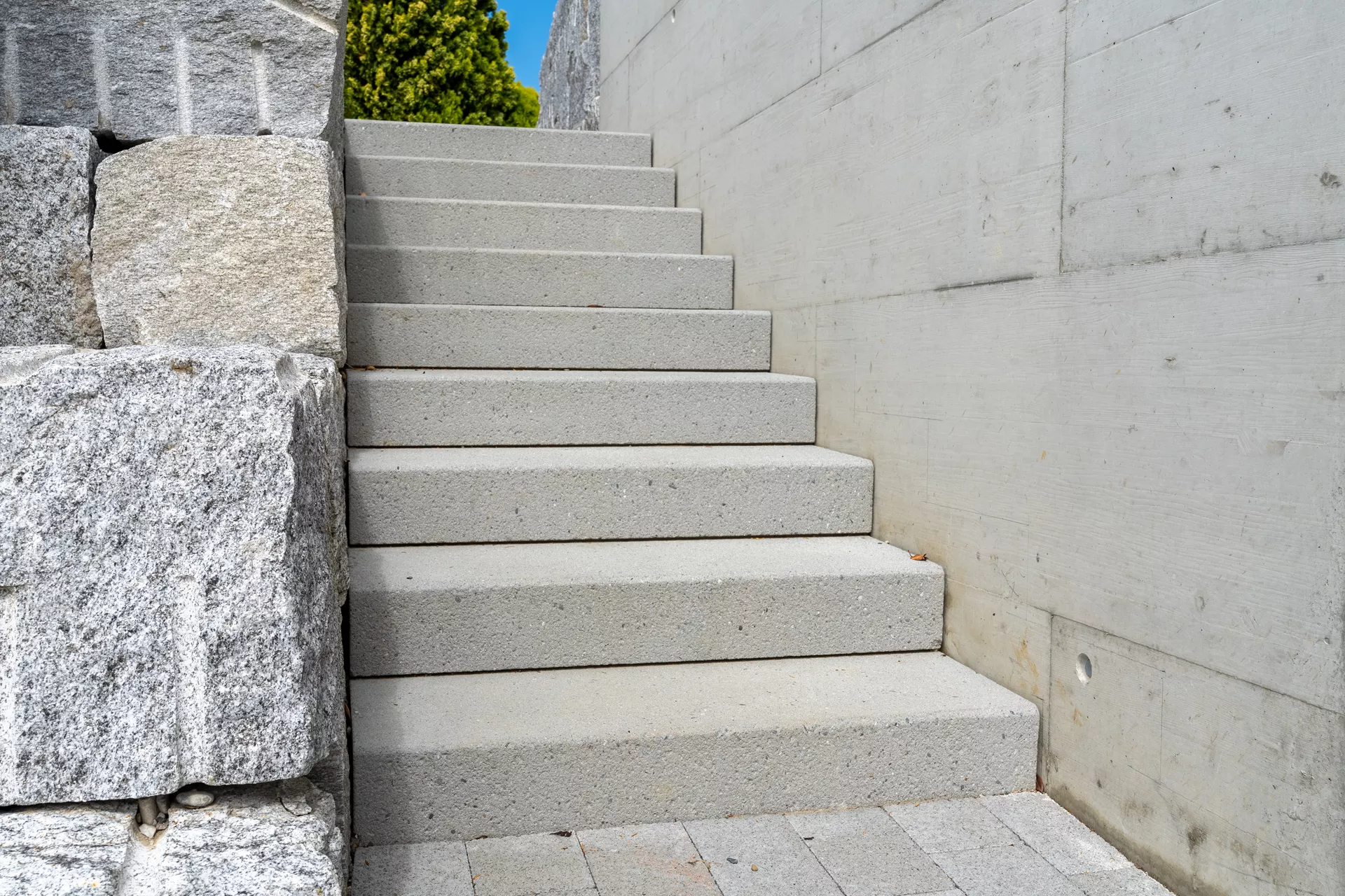 PARCO Blockstufe grau gestrahlt stirnseitig gefast L 80 cm B 36 cm H 15 cm