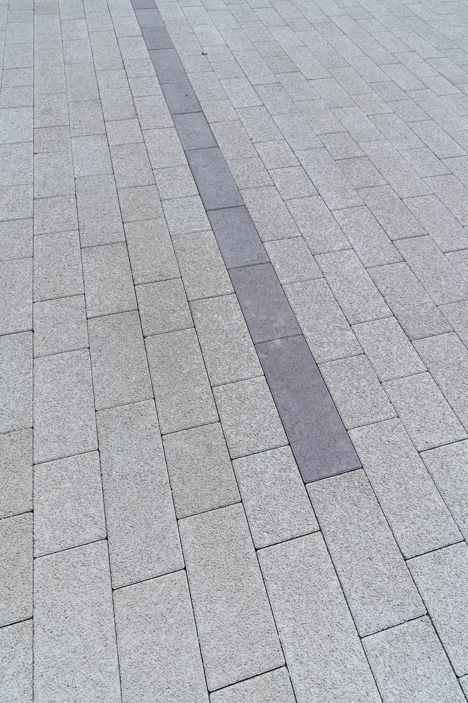 RAINA Sickerstein fino mit Nocken grau haufwerksporig fein gefast L 20-40 cm B 15 cm H 8 cm