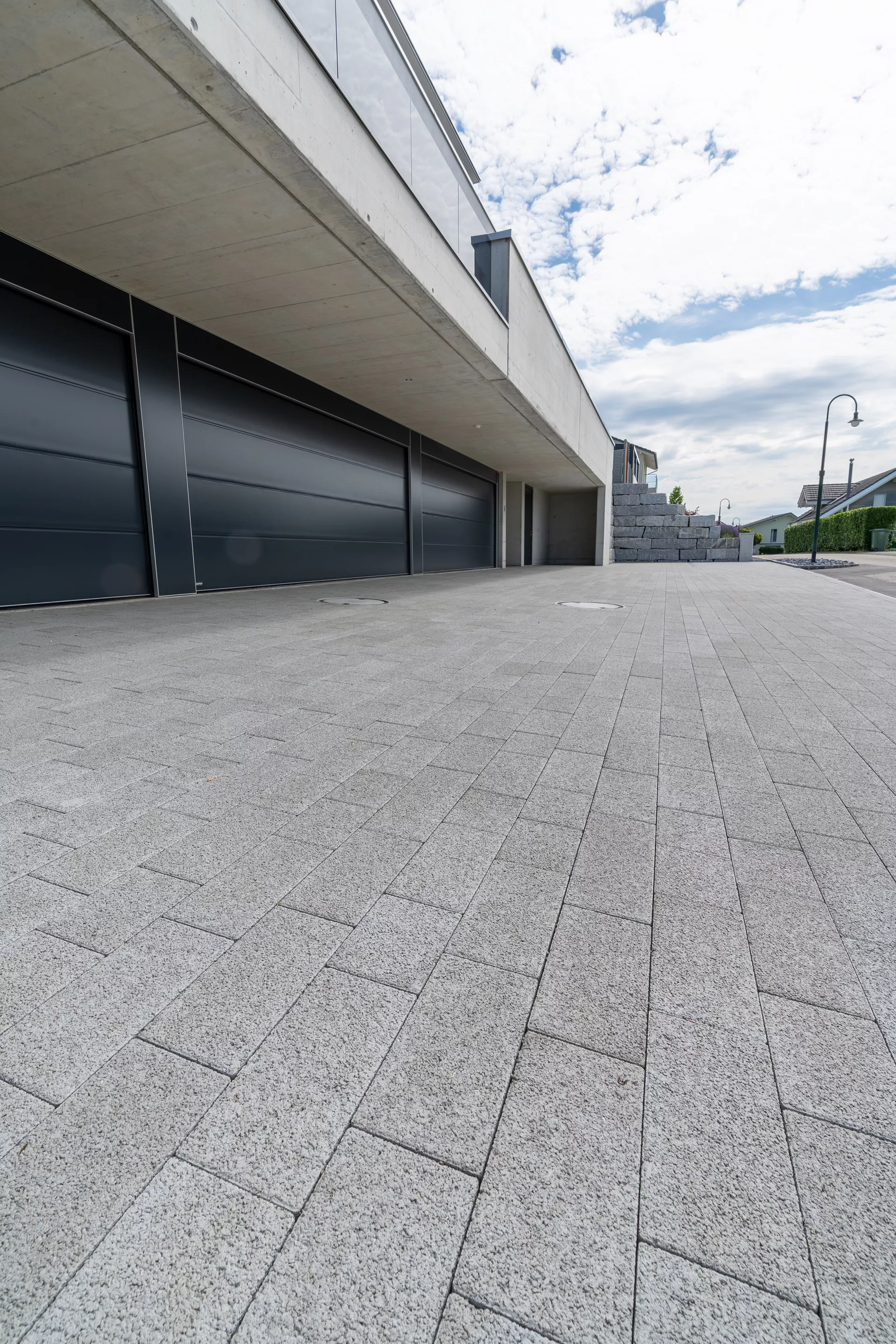 RAINA Sickerstein fino mit Nocken grau haufwerksporig fein gefast L 20-40 cm B 15 cm H 8 cm