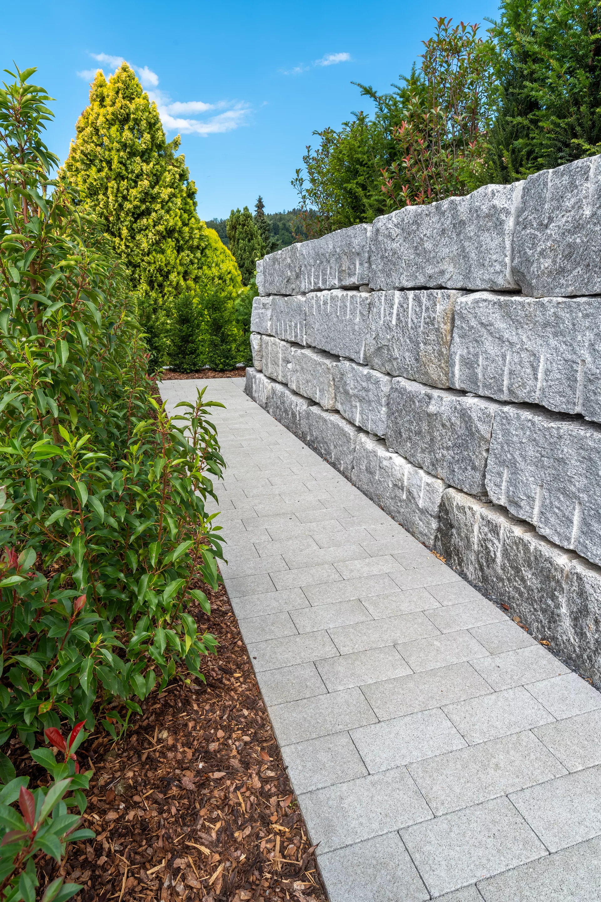 RAINA Sickerstein fino mit Nocken grau haufwerksporig fein gefast L 20-40 cm B 15 cm H 8 cm