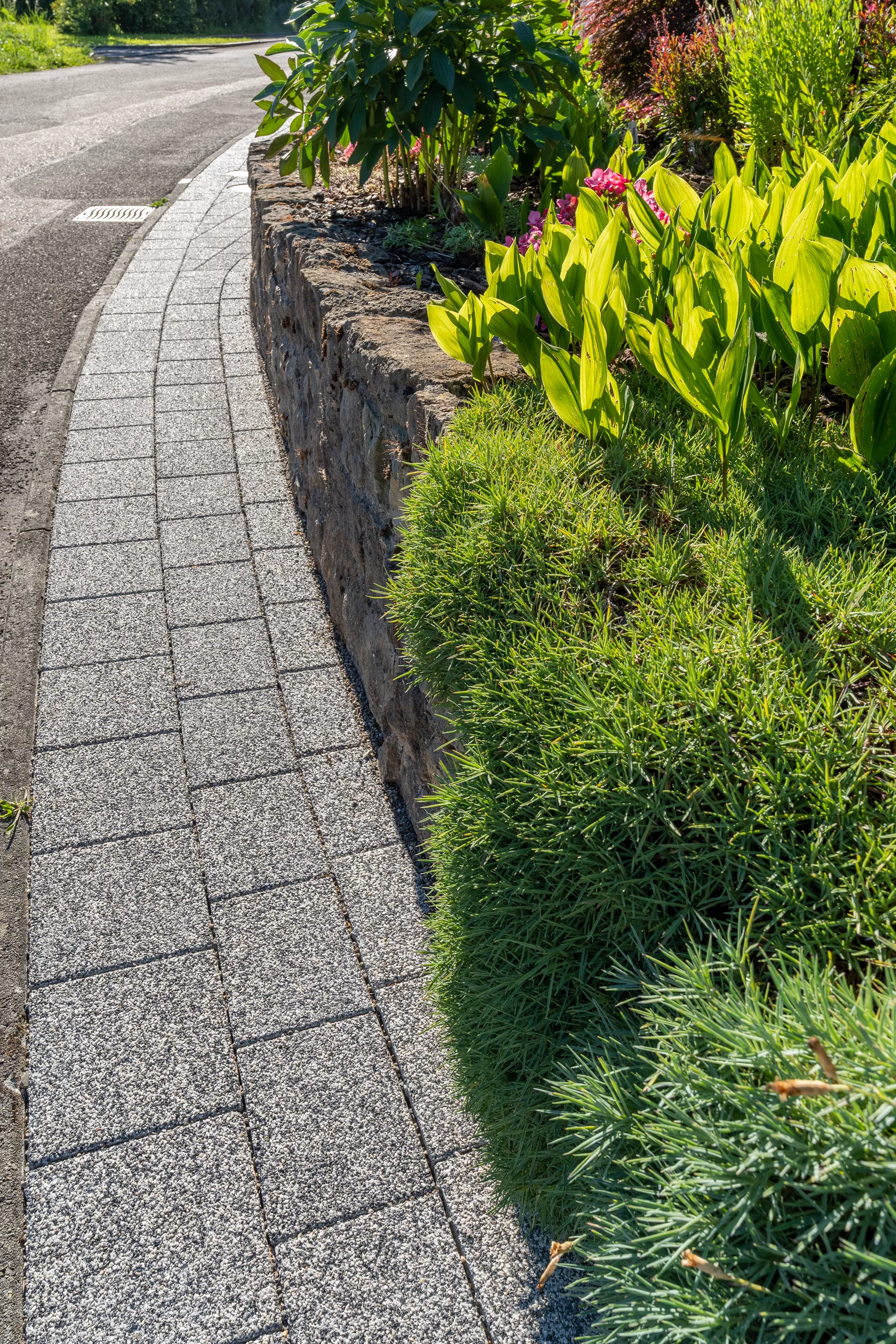 CARENA Sickerstein fino mit Nocken mit Edelvorsatz weiss-schwarz haufwerksporig gefast L 25 cm B 25 cm H 6 cm