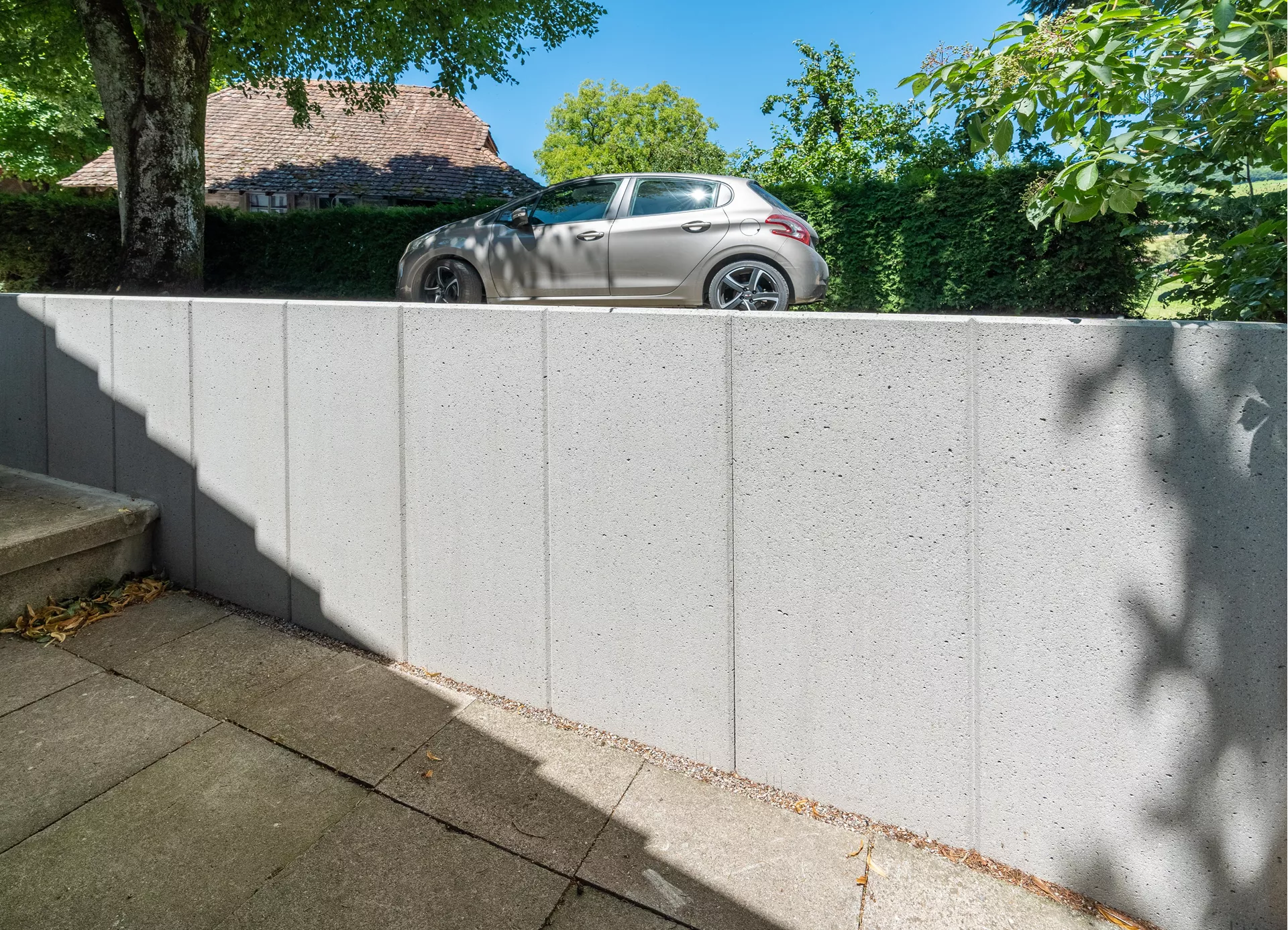 EXACTA Winkelplatte Typ 2 grau gestrahlt gefast bewehrt L 99 cm B 70 cm H 130 cm W 12 cm