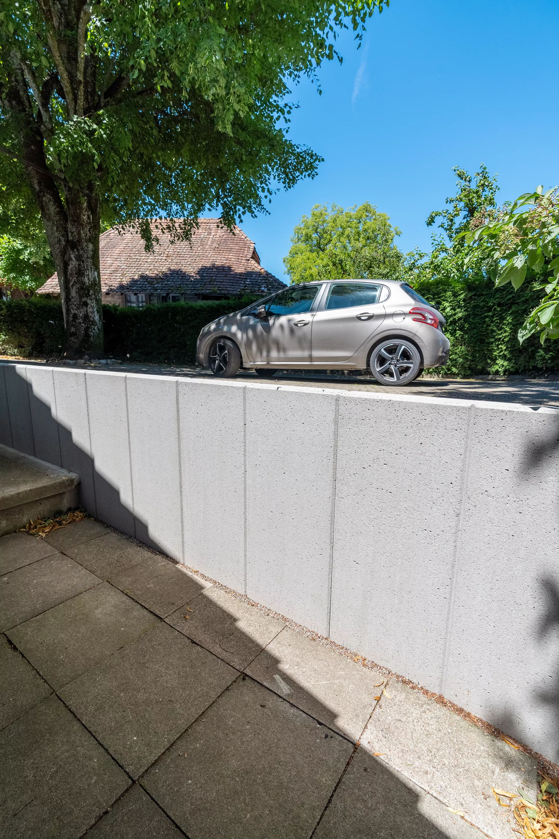 EXACTA Winkelplatte Typ 2 grau gestrahlt gefast bewehrt L 99 cm B 70 cm H 130 cm W 12 cm