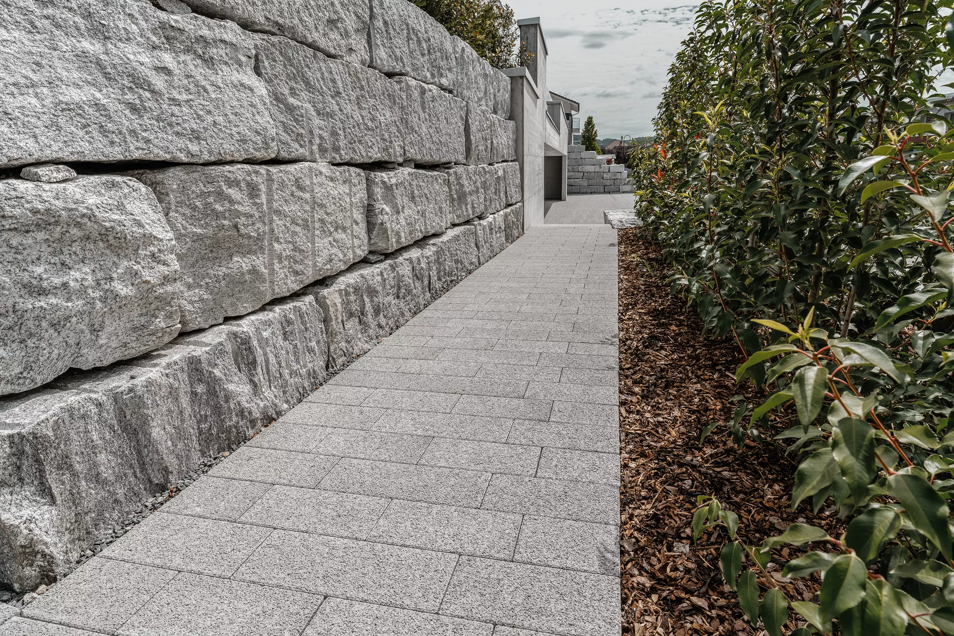 RAINA Sickerstein fino mit Nocken grau haufwerksporig fein gefast L 20-40 cm B 15 cm H 8 cm