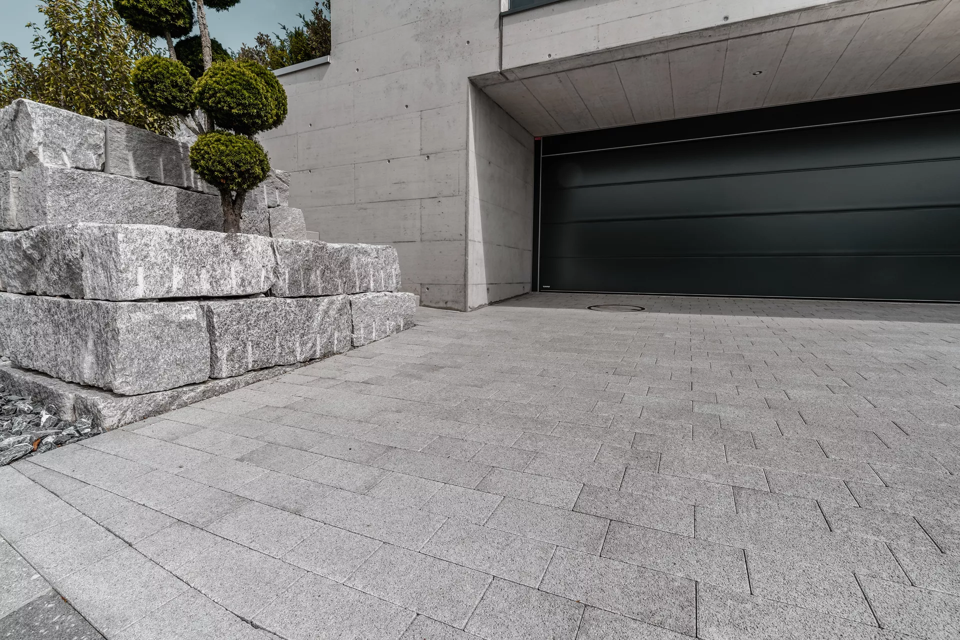 RAINA Sickerstein fino mit Nocken grau haufwerksporig fein gefast L 20-40 cm B 15 cm H 8 cm