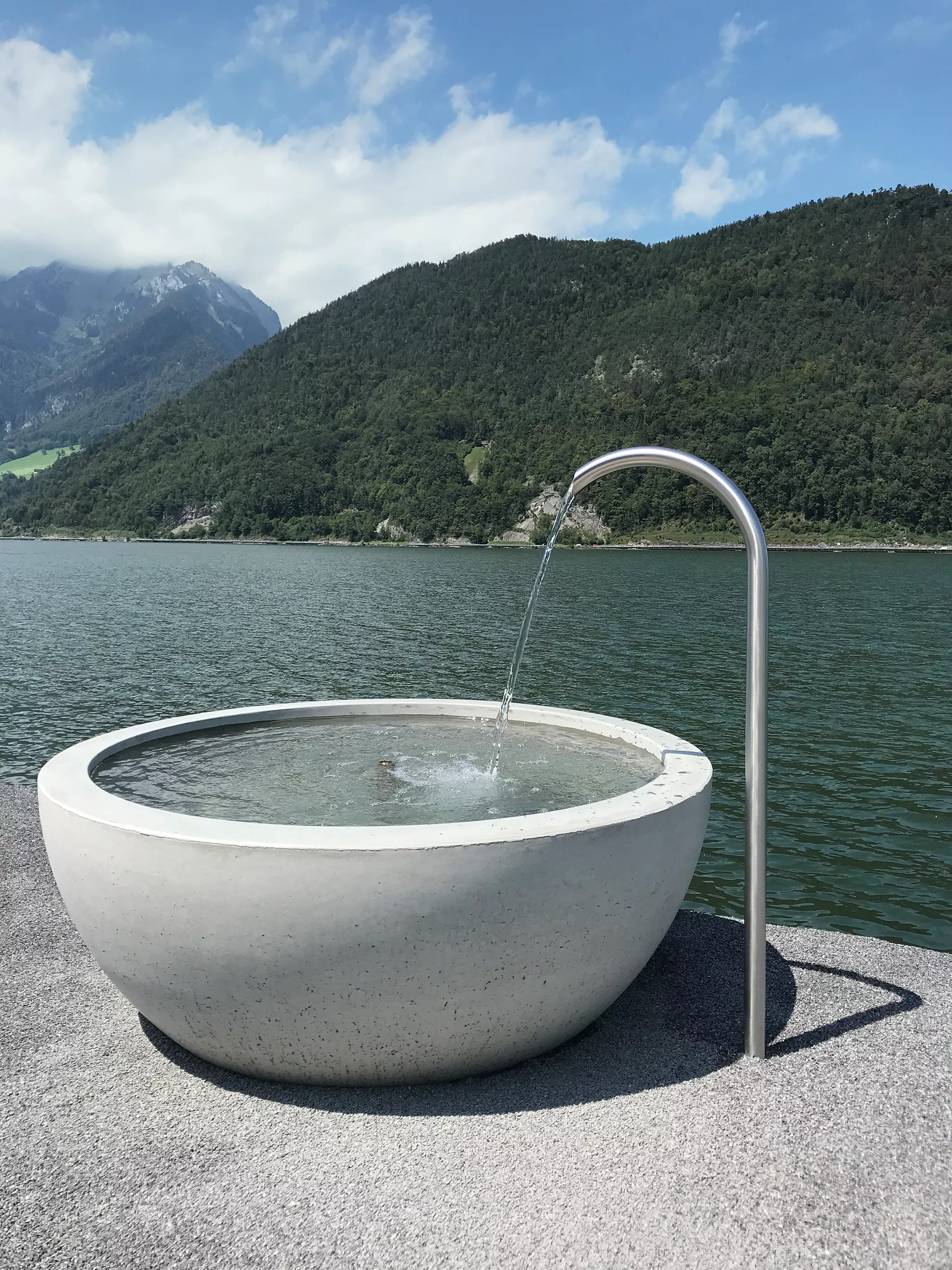 RONDO Brunnentrog grau glatt gefast OD 90 - 150 cm, H 60 cm W 10 cm