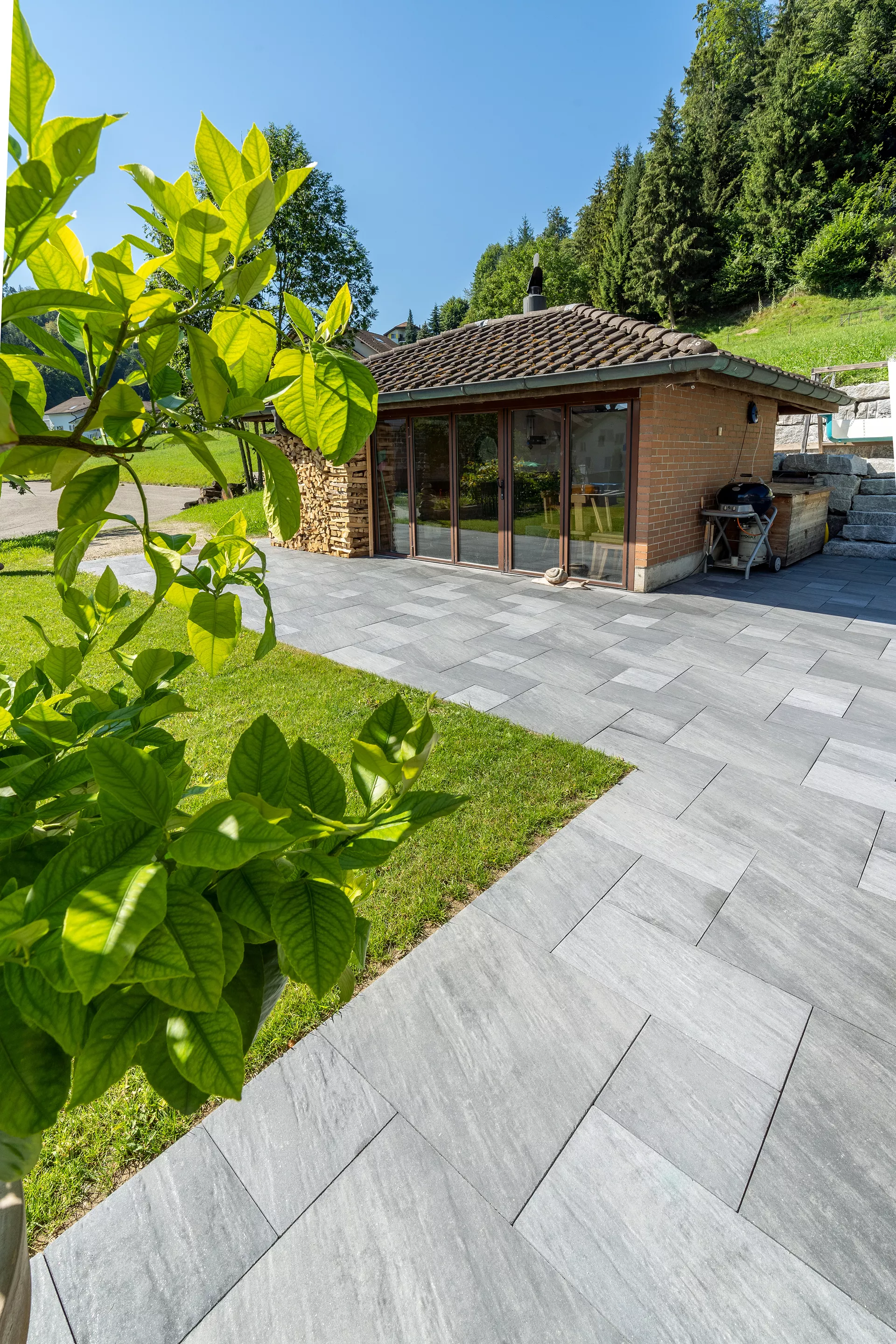 NATURE MOMENTS Gartenplatte dunkelgrau mit Schieferstruktur vollkantig L 60 cm B 60 cm H 5.5 cm