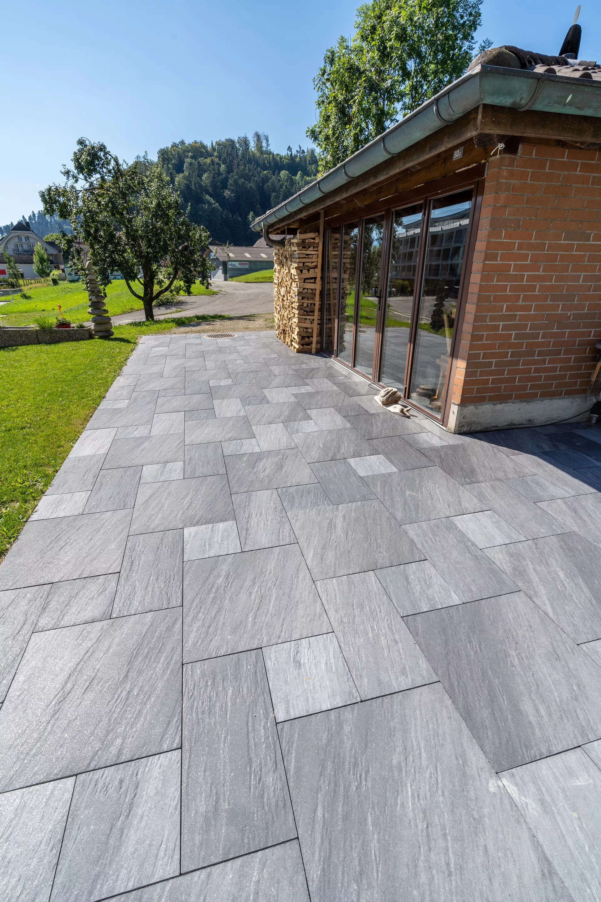 NATURE MOMENTS Gartenplatte dunkelgrau mit Schieferstruktur vollkantig L 60 cm B 60 cm H 5.5 cm