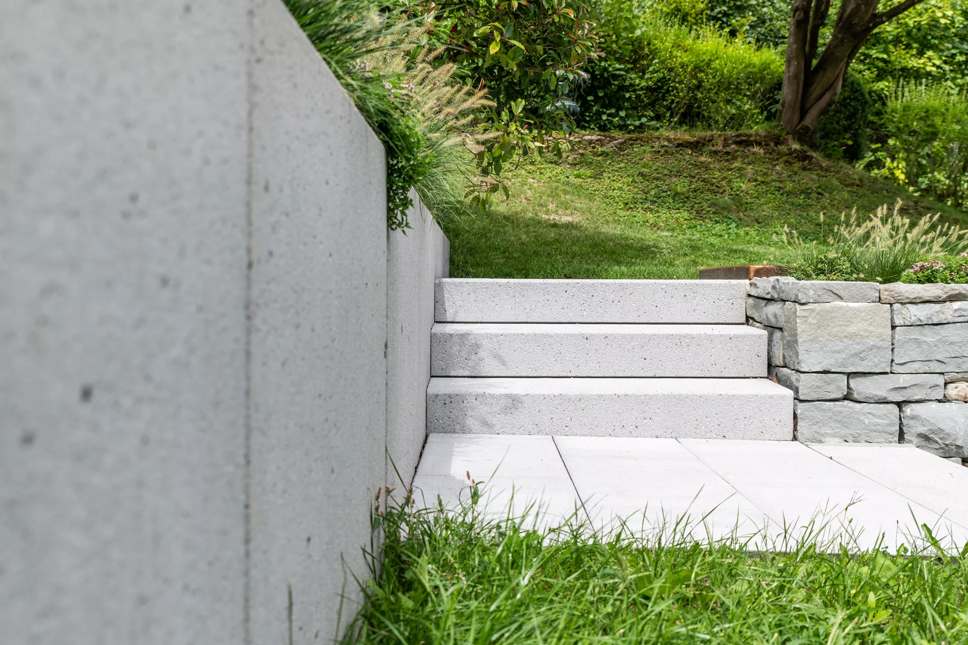 PARCO Blockstufe grau gestrahlt stirnseitig gefast L 100 cm B 36 cm H 15 cm