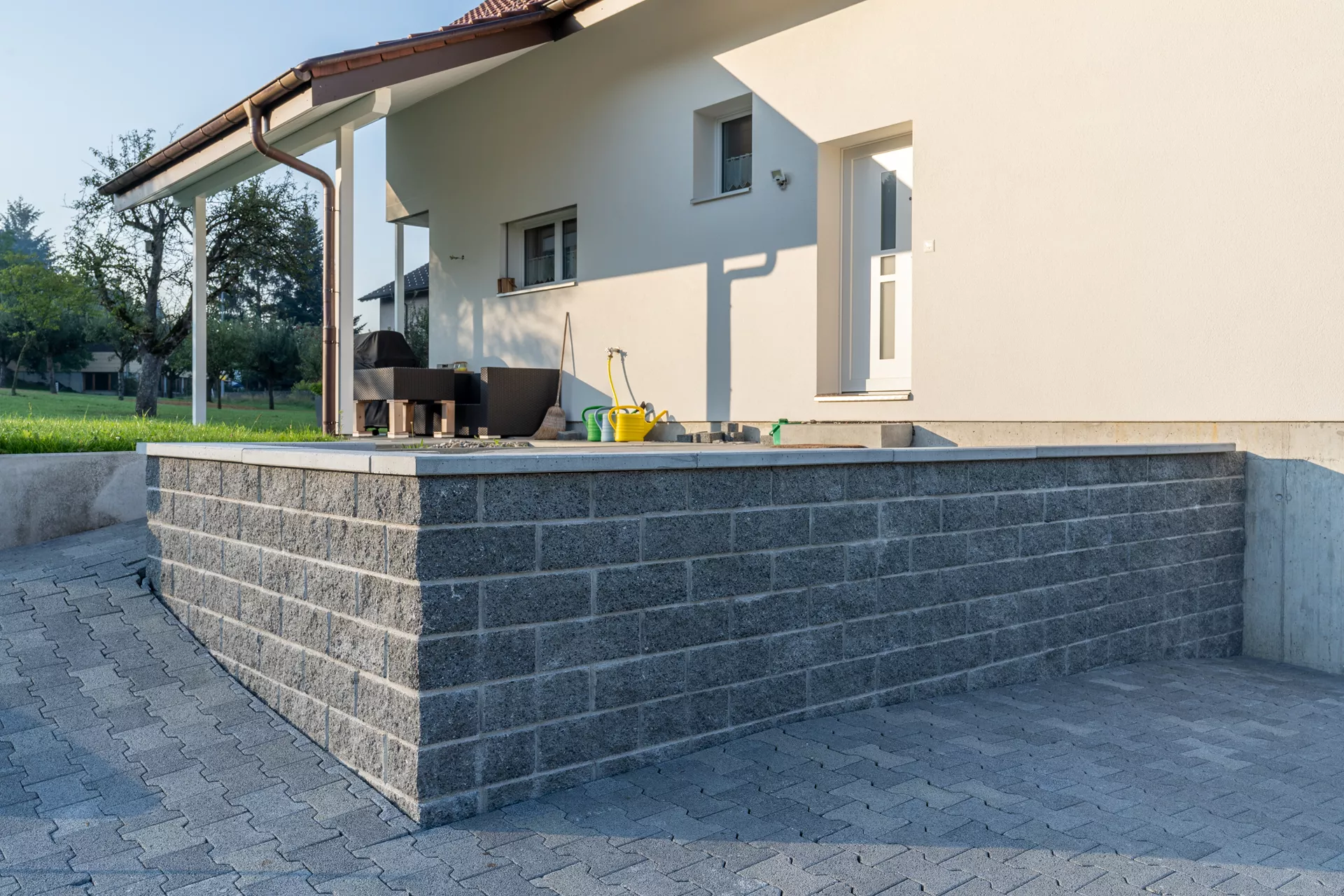 Spaltstein Normalstein 1-seitig gespalten grau mit Splittkorn L 38 cm B 19 cm H 13.5 cm