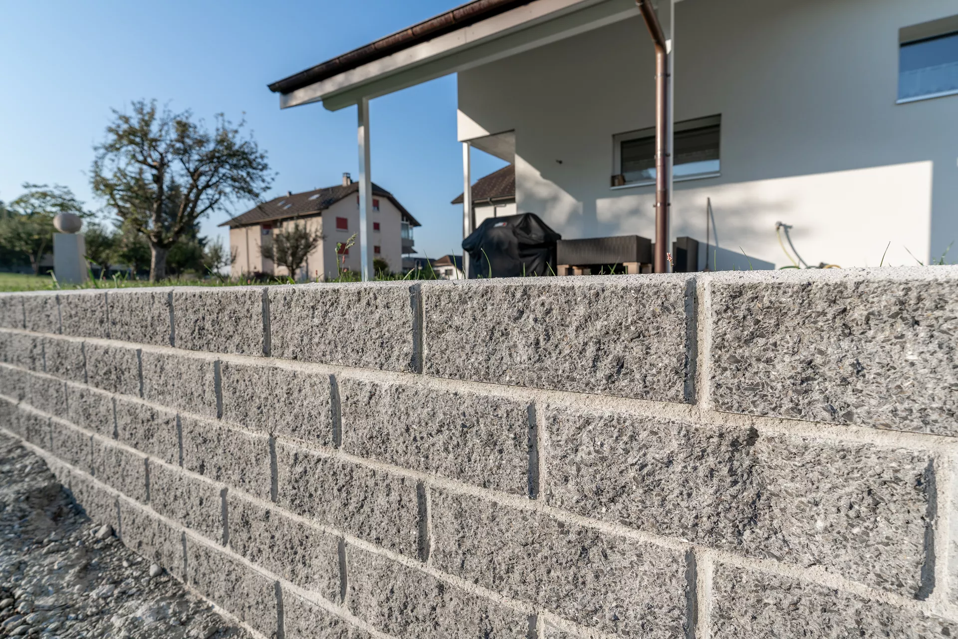 Spaltstein Normalstein 1-seitig gespalten grau mit Splittkorn L 38 cm B 19 cm H 13.5 cm