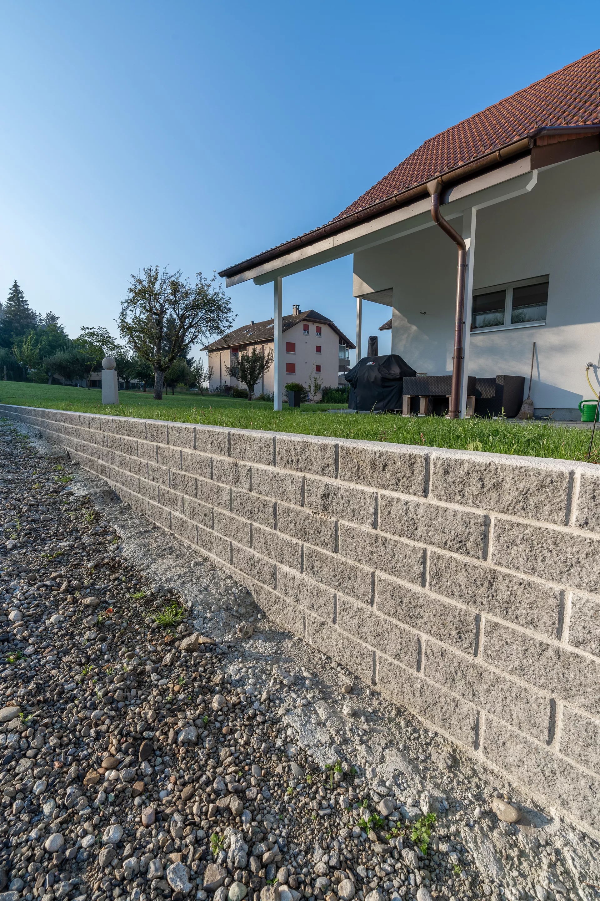 Spaltstein Normalstein 1-seitig gespalten grau mit Splittkorn L 38 cm B 19 cm H 13.5 cm