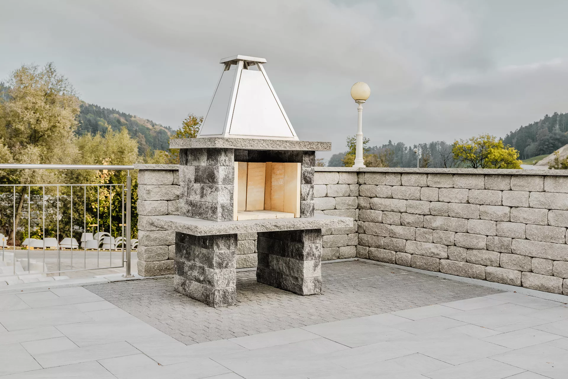 SANTURO Cheminée mit Chromstahlhut Set aus Spaltsteinmauerstein gespalten grau inkl. Betonplatten u. Schamott-Steinen