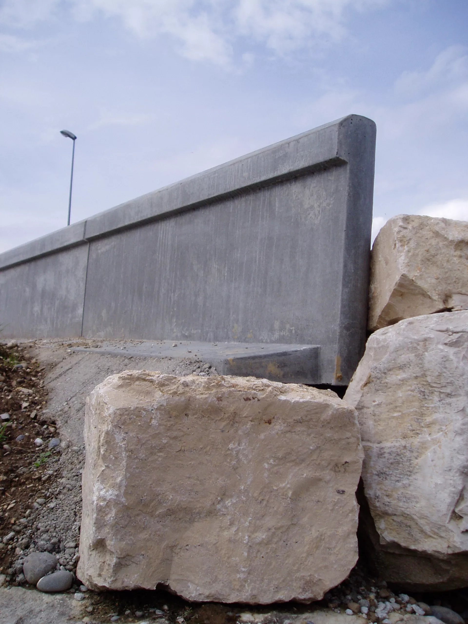 Amphibienleitsystemelement mit Klettersperre und Elementverbund bewehrt gefast grau L 300 cm B 50 cm H 55 cm W 8 cm