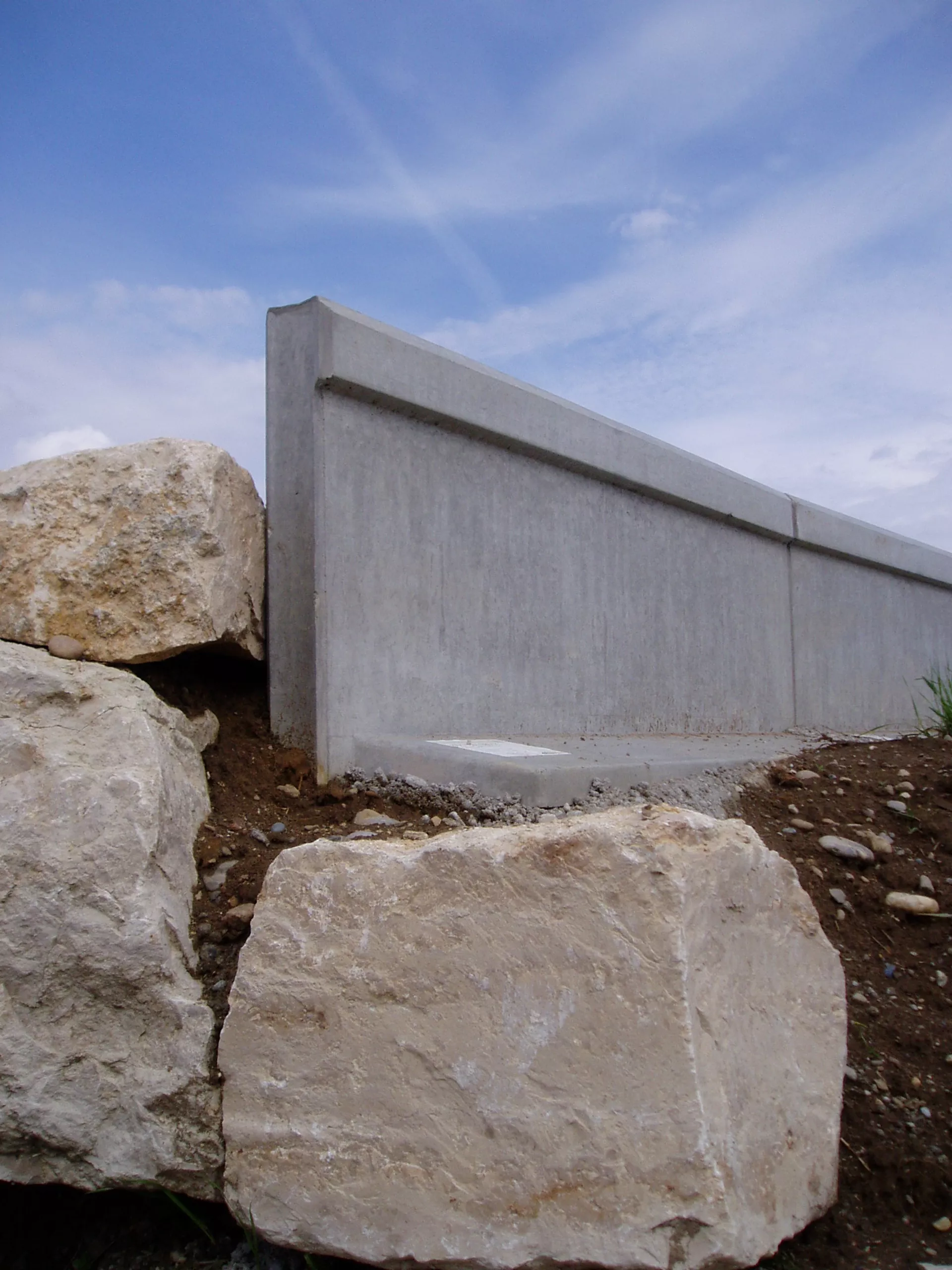 Amphibienleitsystemelement mit Klettersperre und Elementverbund bewehrt gefast grau L 300 cm B 50 cm H 55 cm W 8 cm