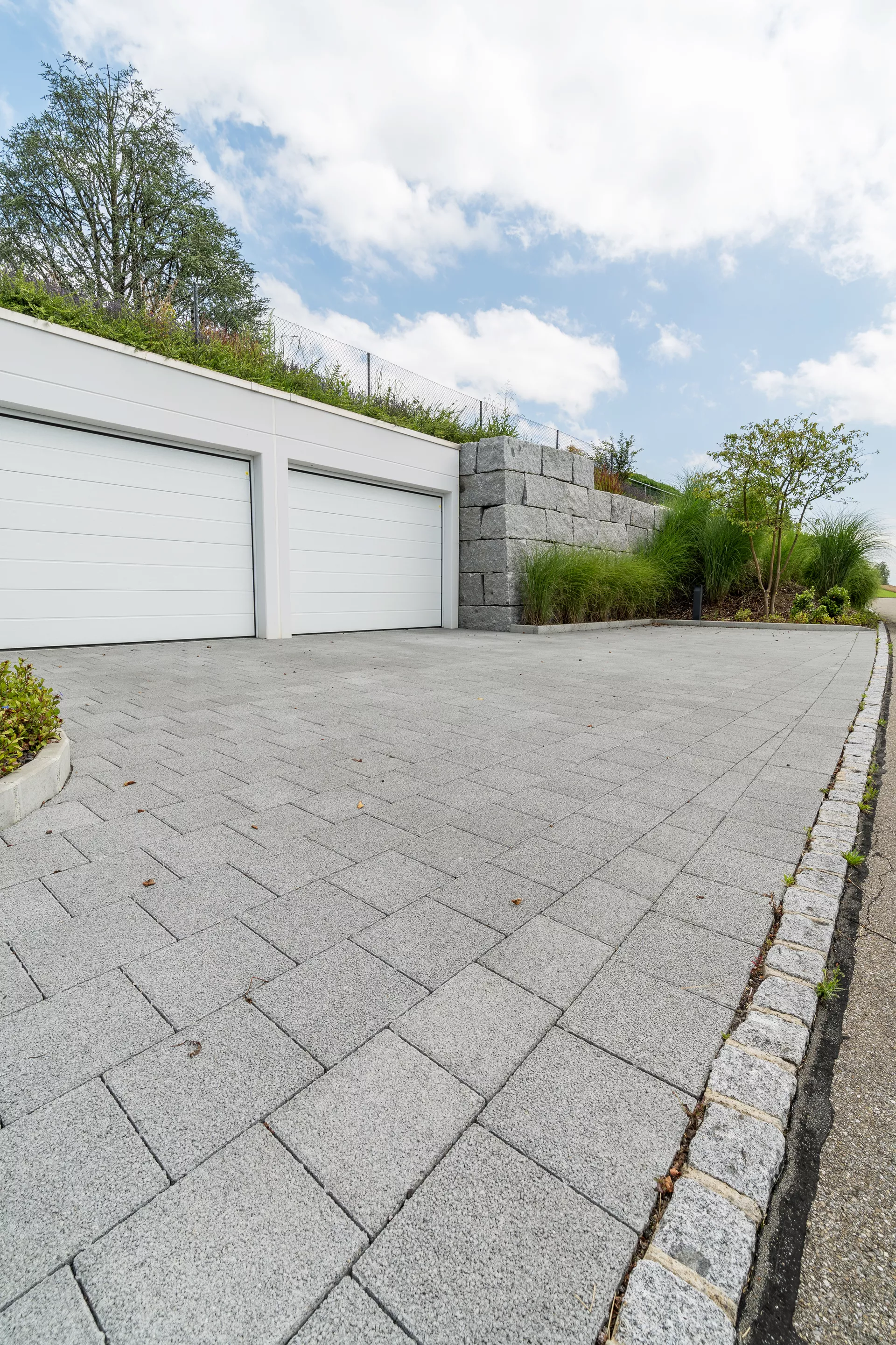 CARENA Sickerstein fino mit Nocken grau haufwerksporig gefast L 25 cm B 25 cm H 8 cm