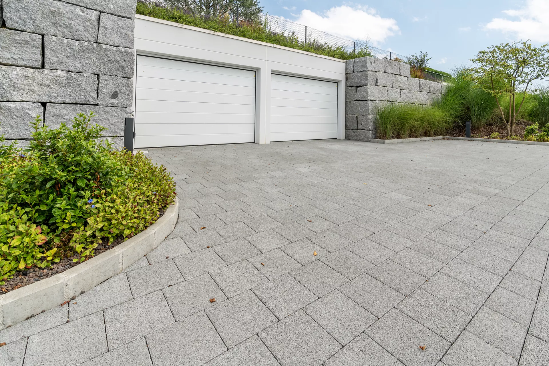 CARENA Sickerstein fino mit Nocken grau haufwerksporig gefast L 25 cm B 25 cm H 8 cm