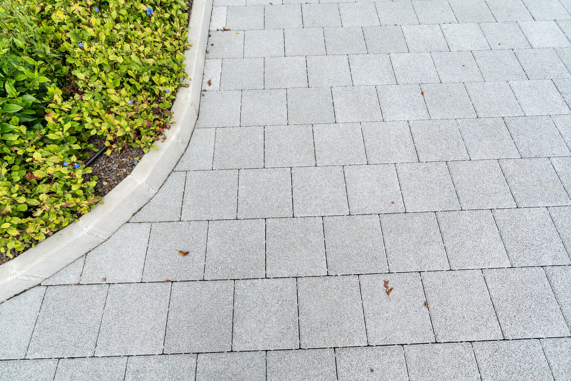 CARENA Sickerstein fino mit Nocken grau haufwerksporig gefast L 25 cm B 25 cm H 8 cm